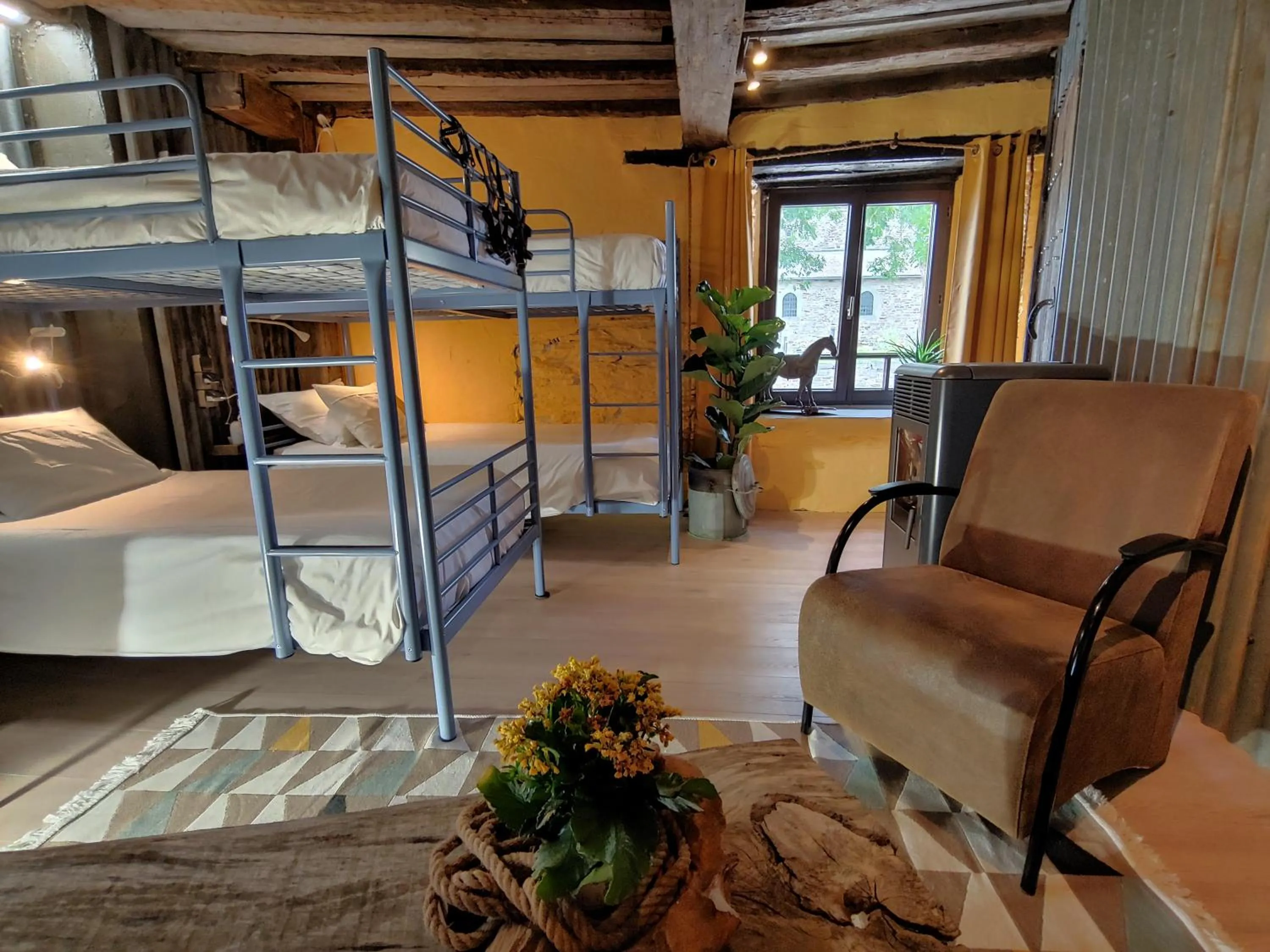 Living room, Bed in La Vie en Rose hotel