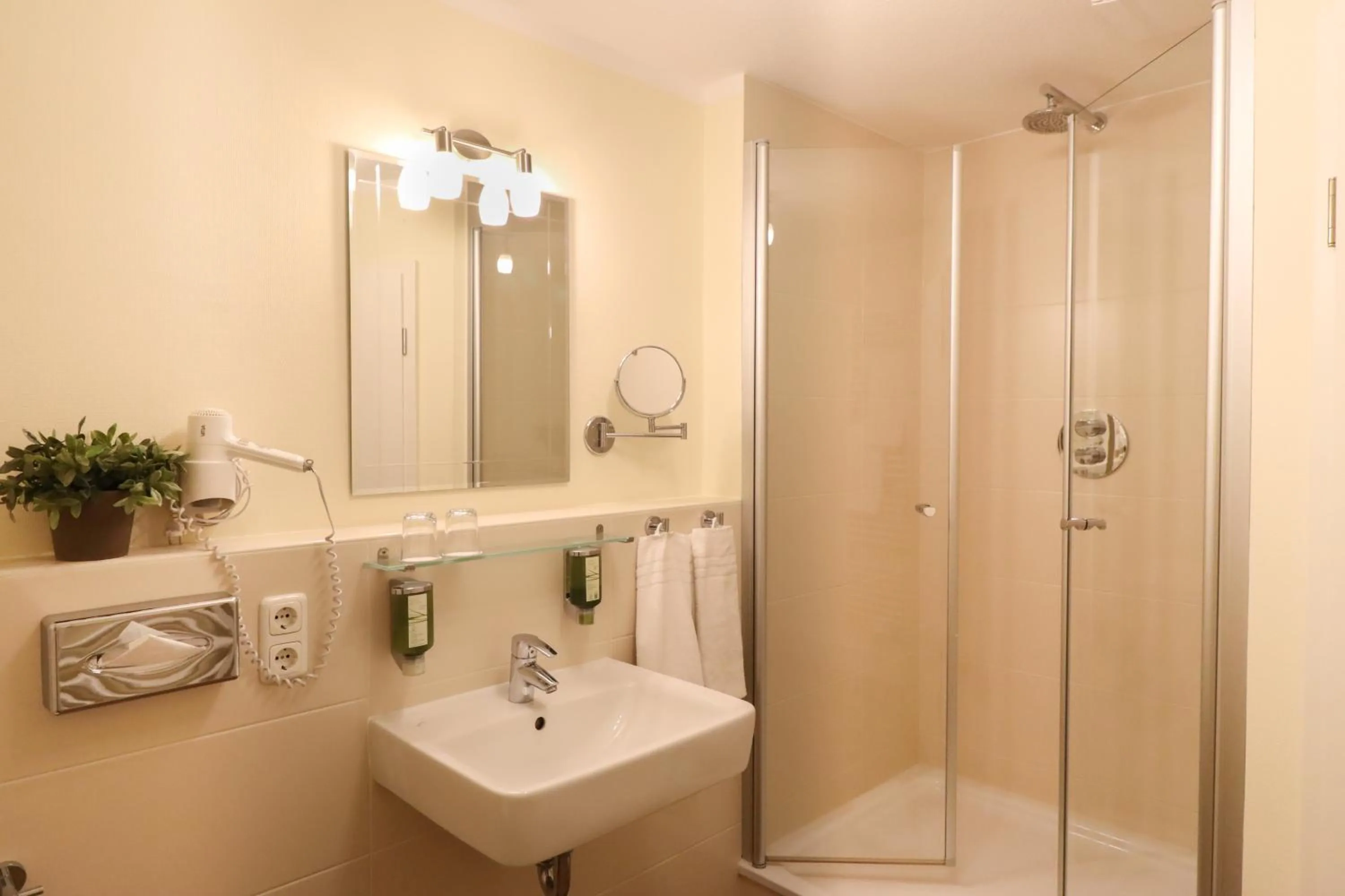 Bathroom in Das Frühstückshotel Sankt Peter-Ording