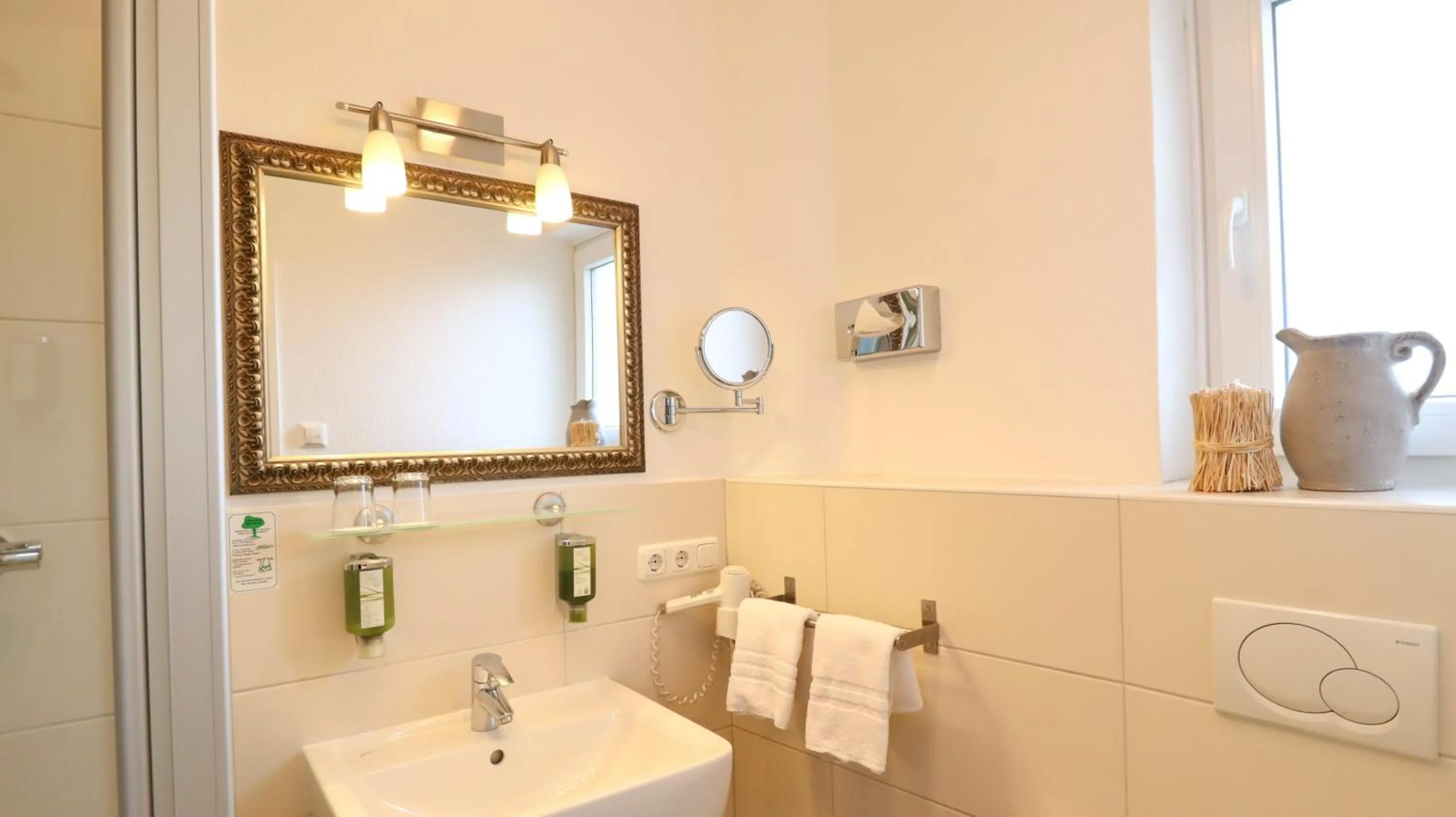 Bathroom in Das Frühstückshotel Sankt Peter-Ording