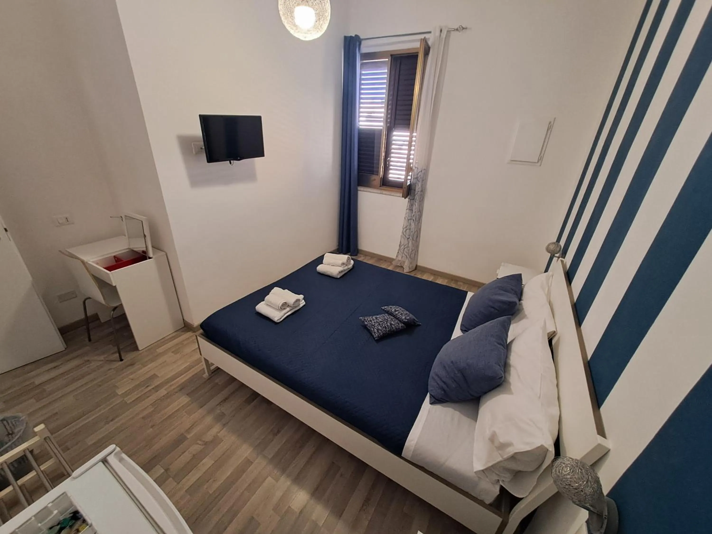 Bed in Bedroom la stazione