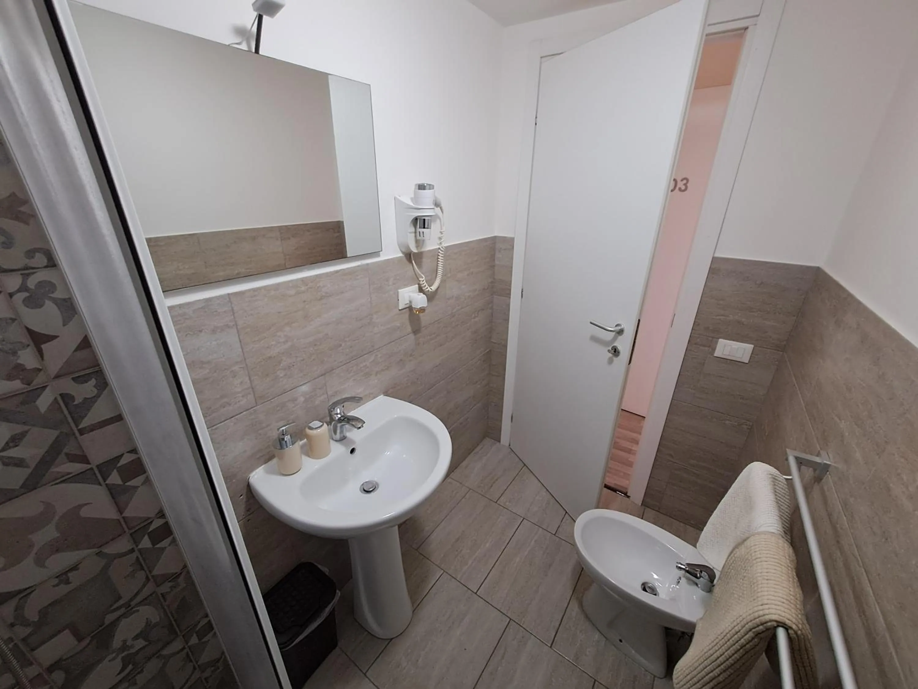 Shower in Bedroom la stazione