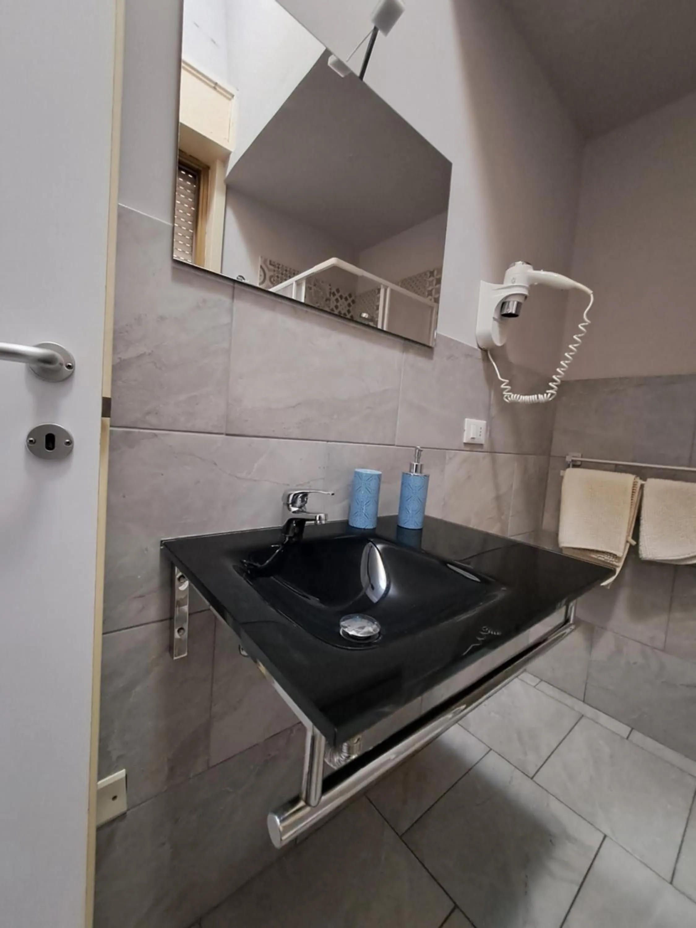 Toilet in Bedroom la stazione