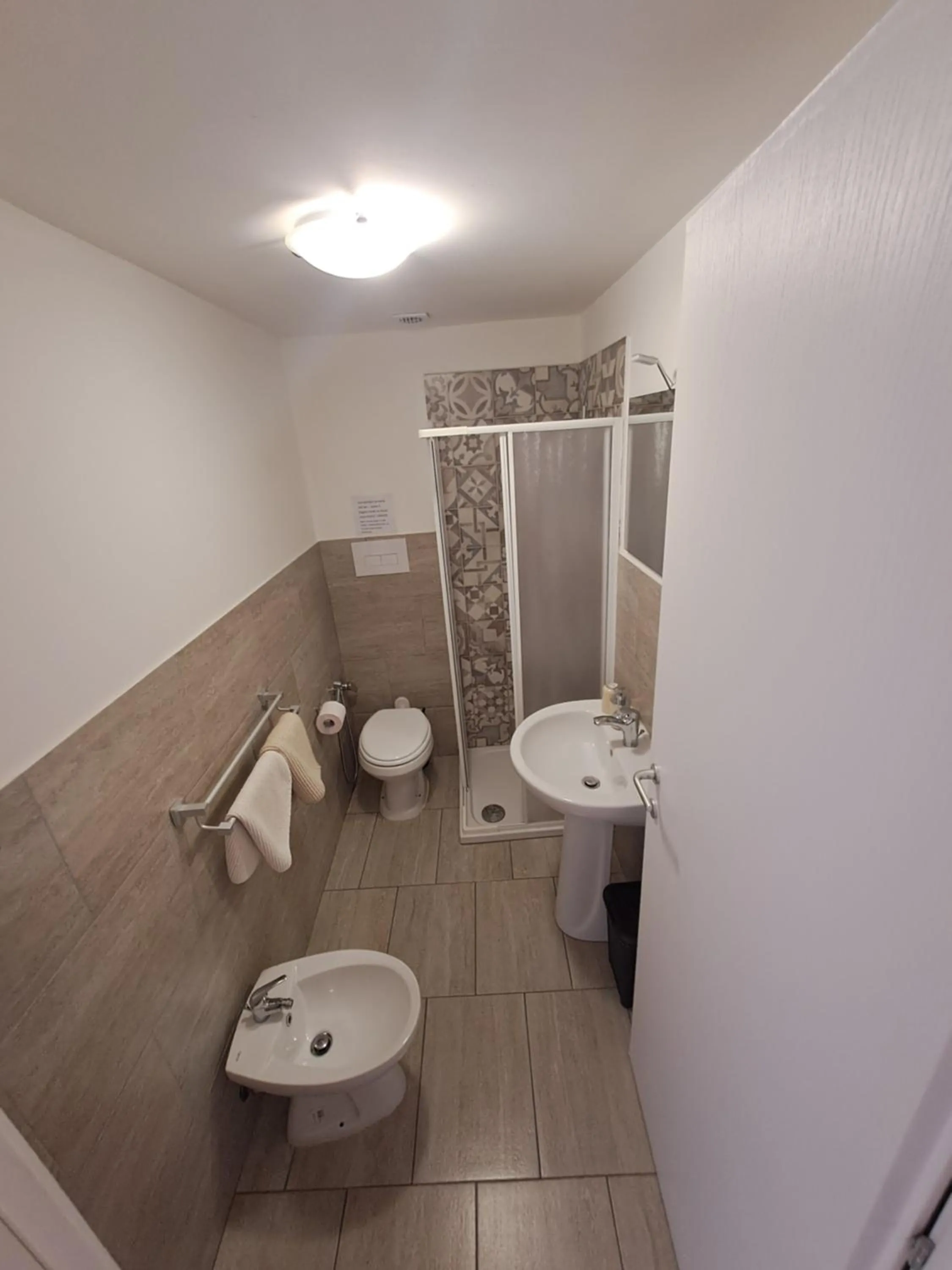 Shower in Bedroom la stazione