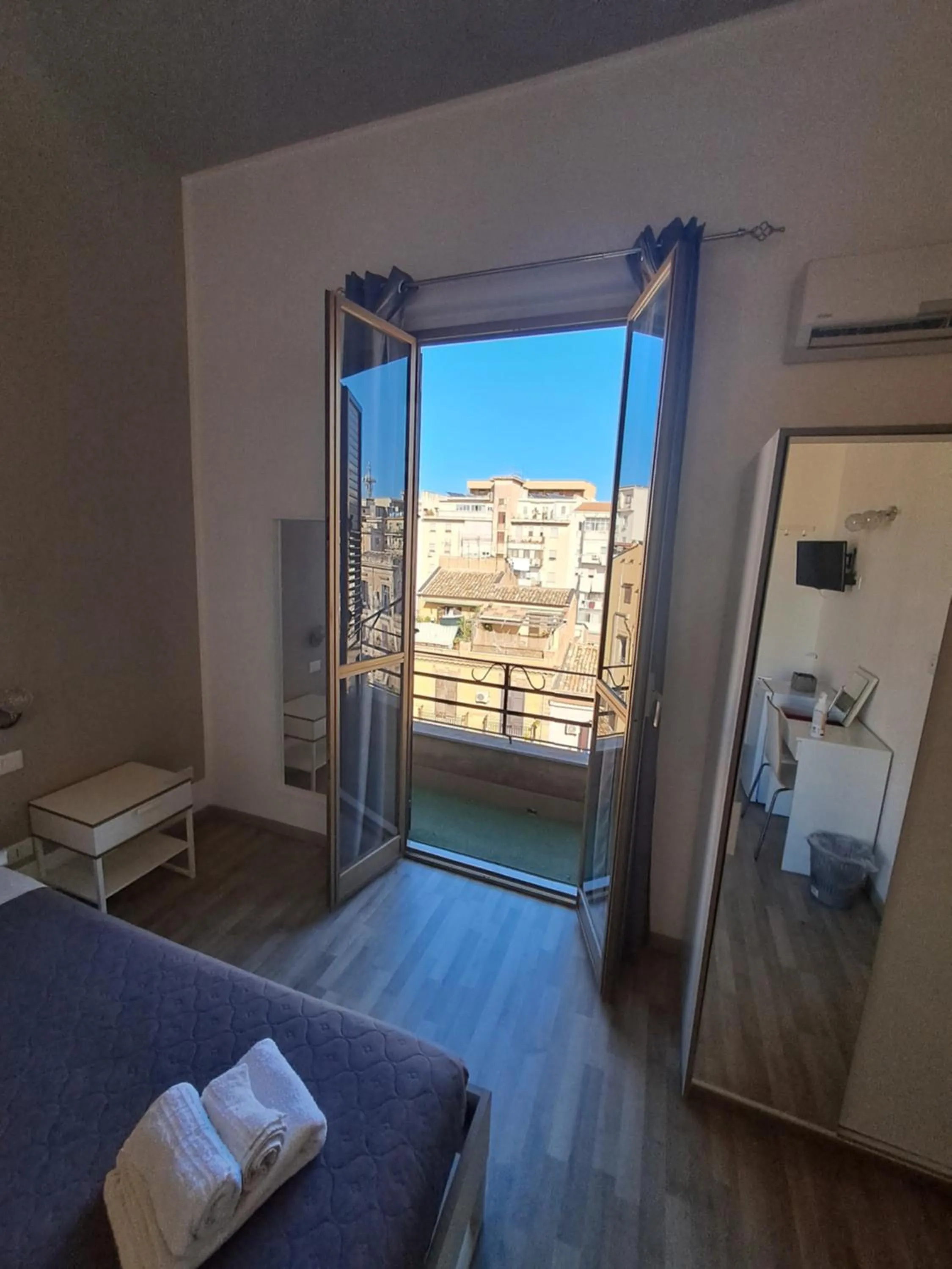 View (from property/room), Bed in Bedroom la stazione