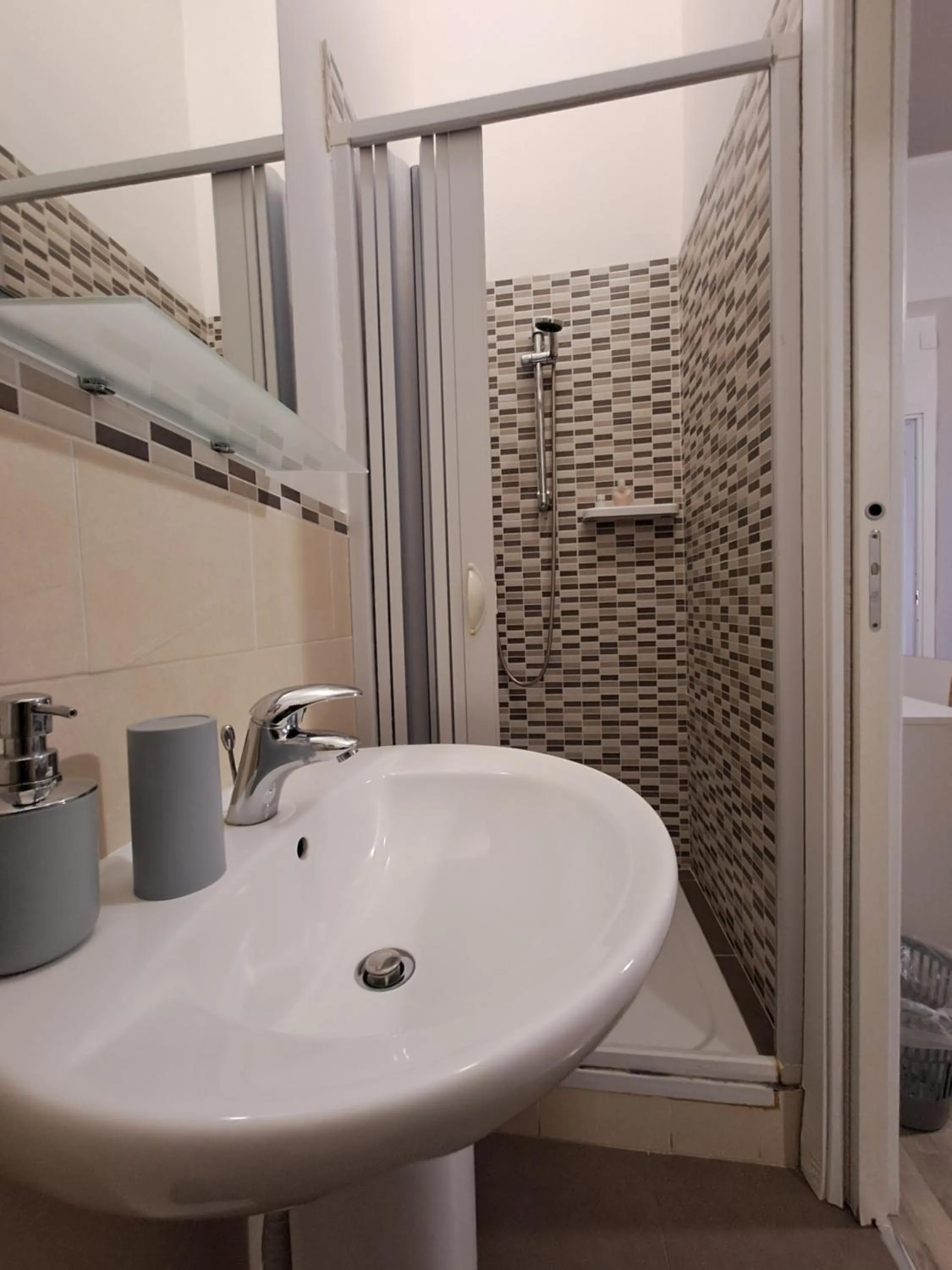 Shower in Bedroom la stazione