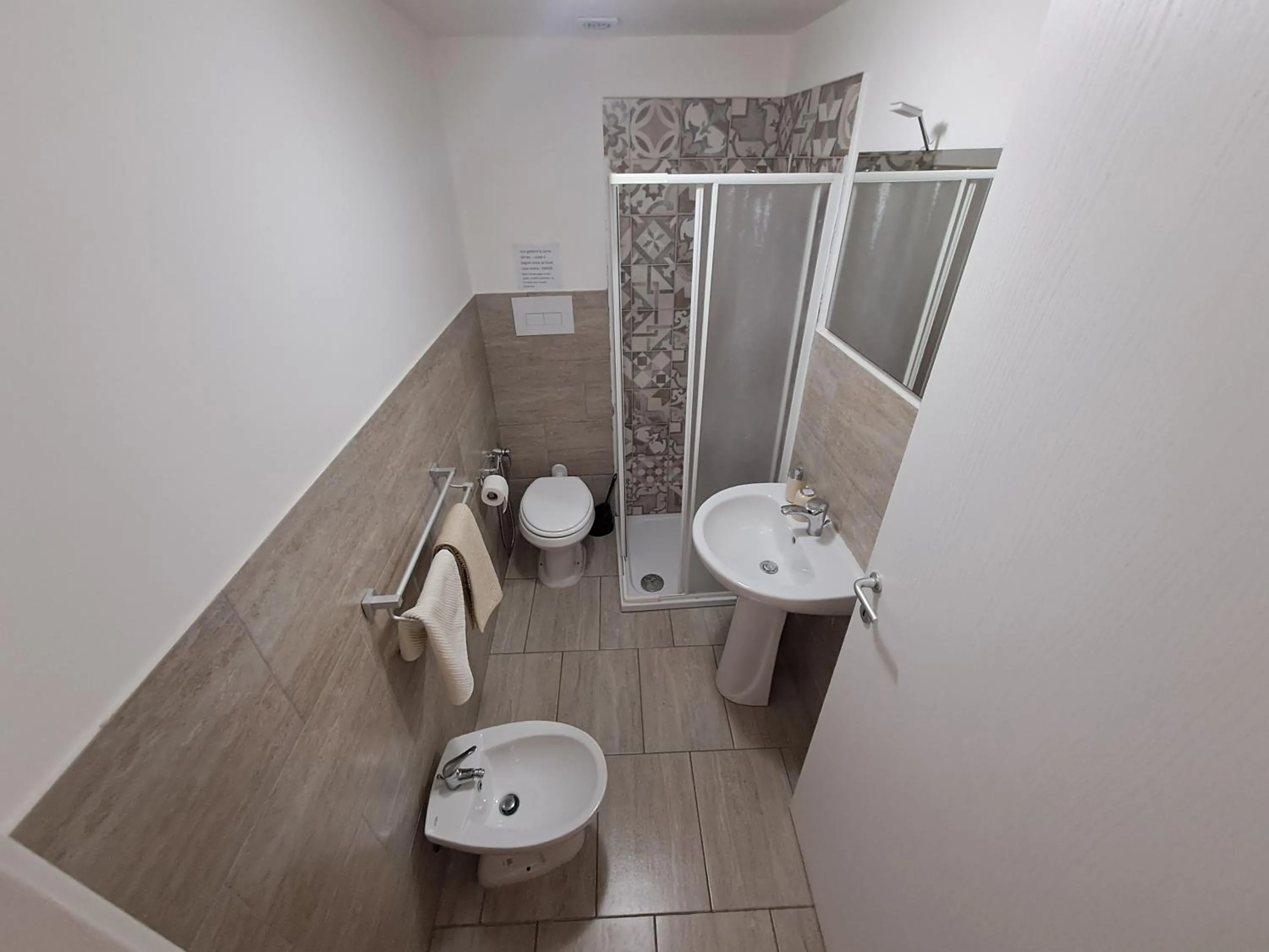 Shower in Bedroom la stazione