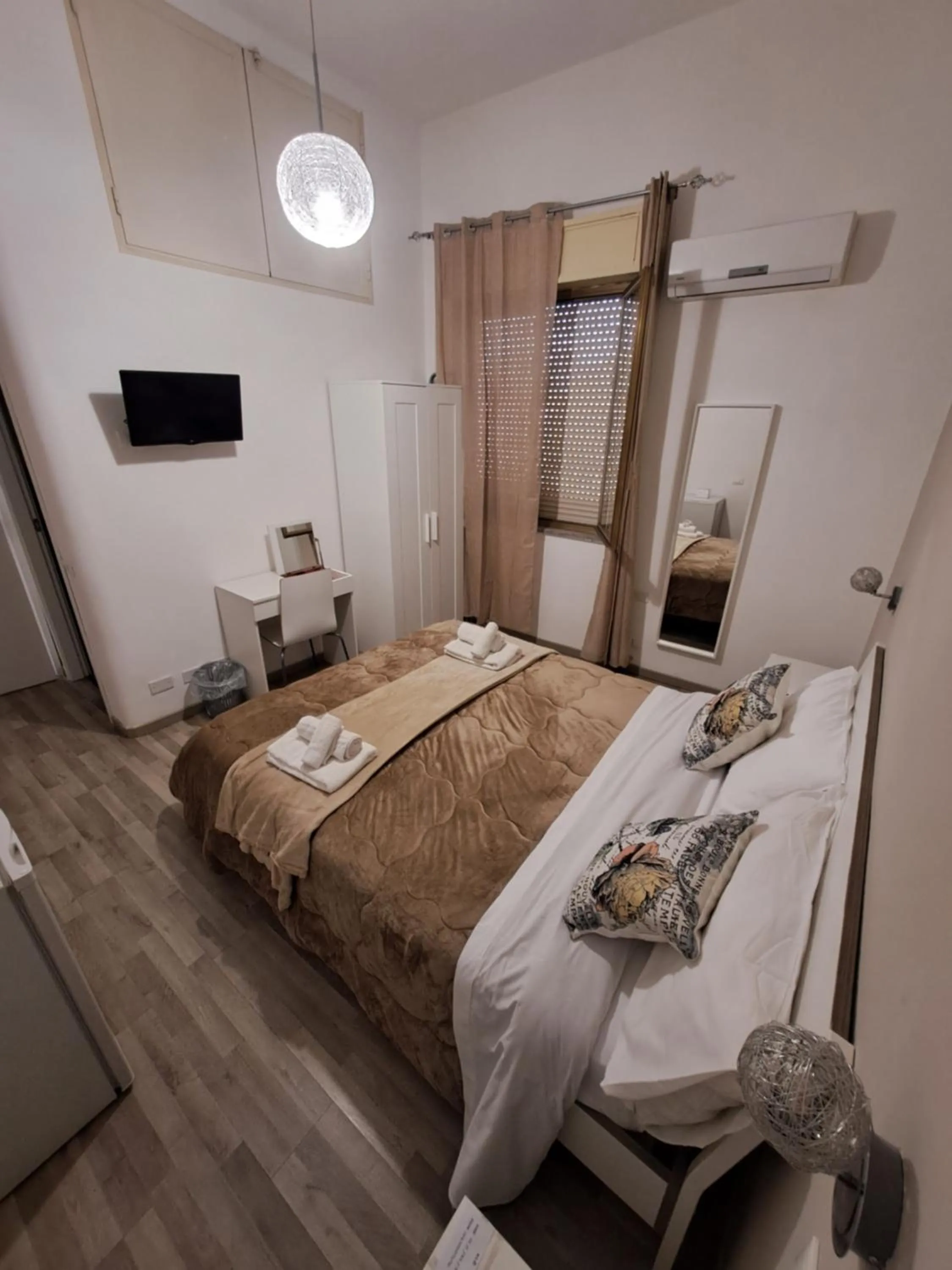 Bedroom, Bed in Bedroom la stazione