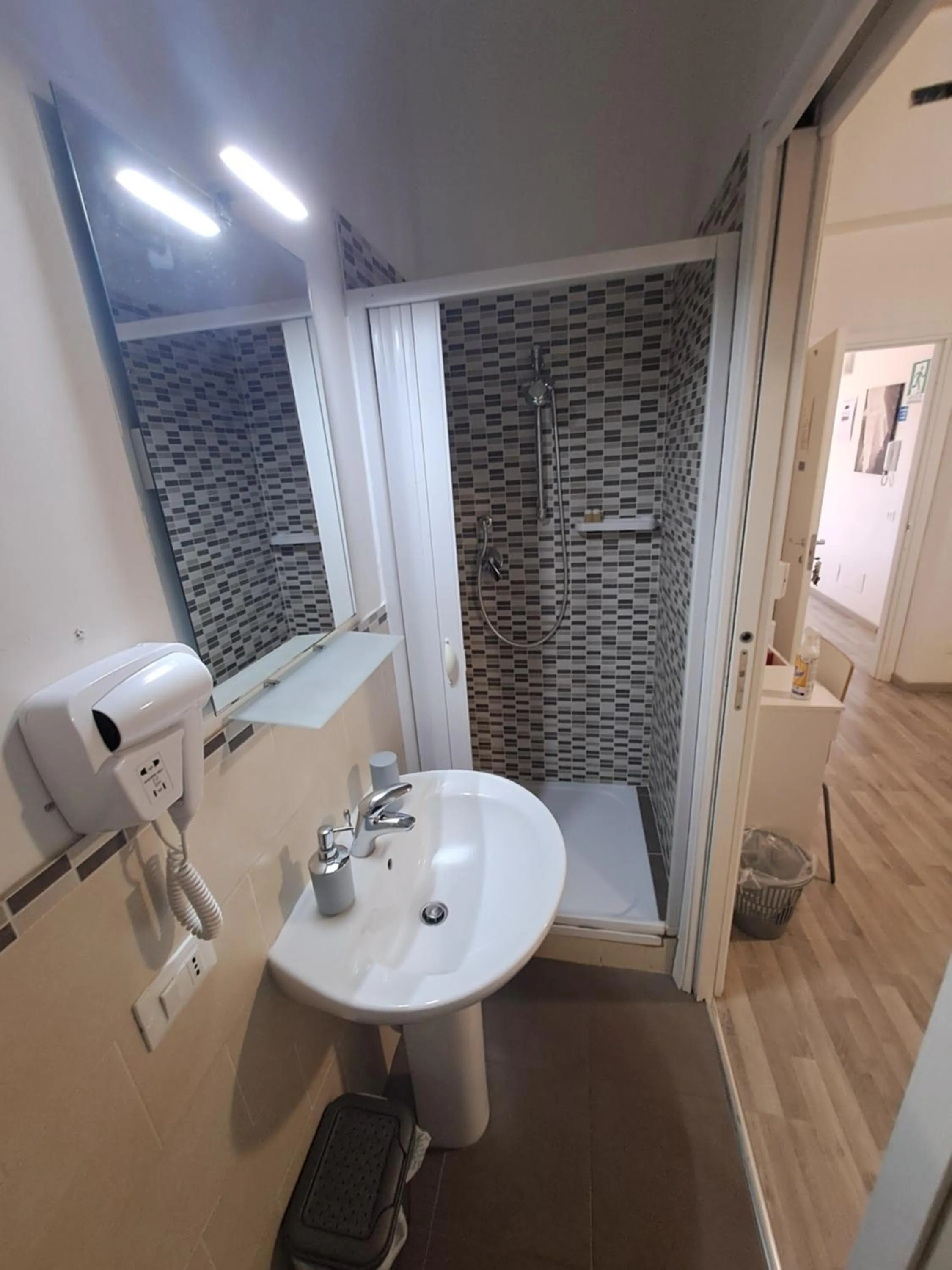 Shower in Bedroom la stazione