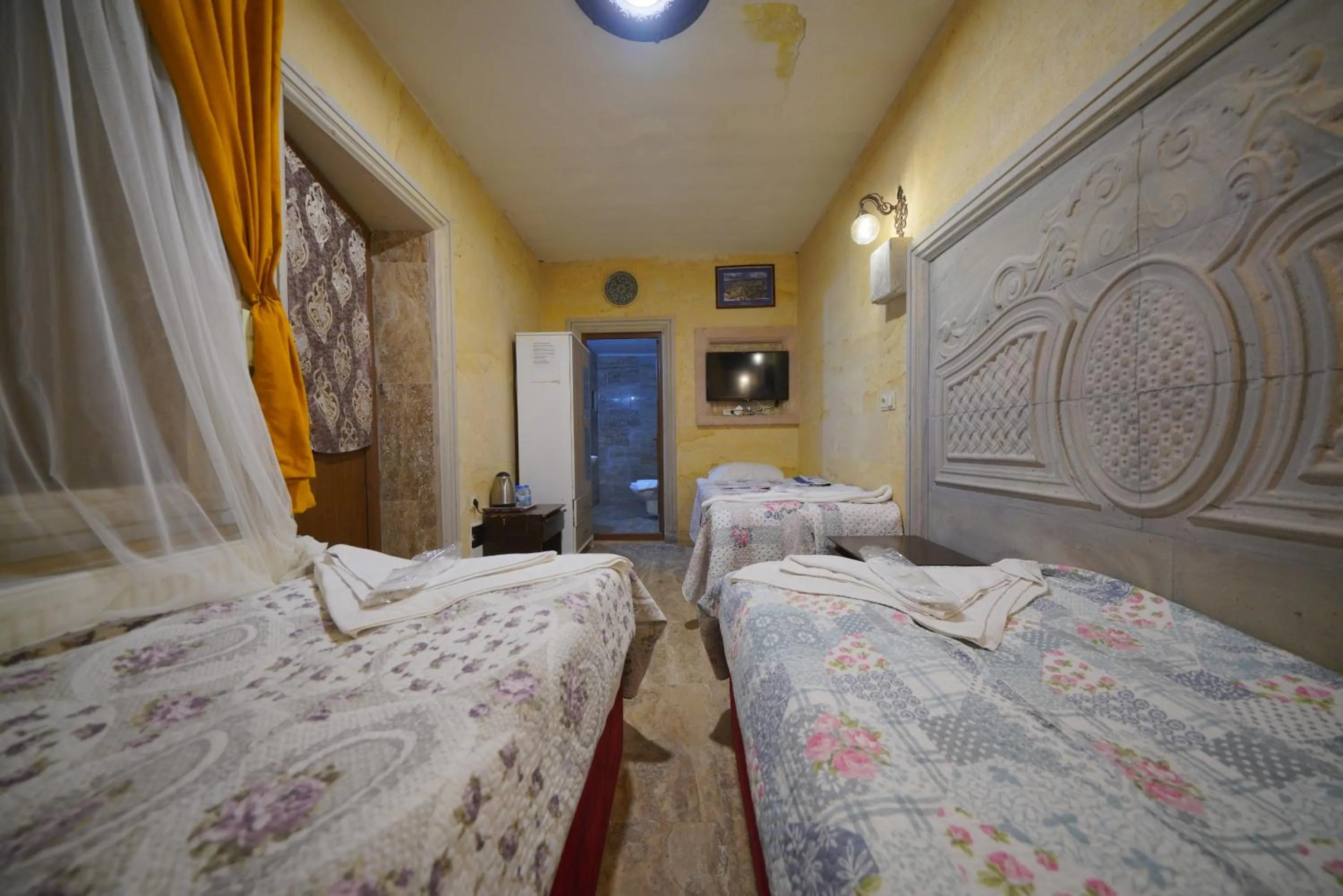 Photo of the whole room, Bed in Lucky Luke Stone House