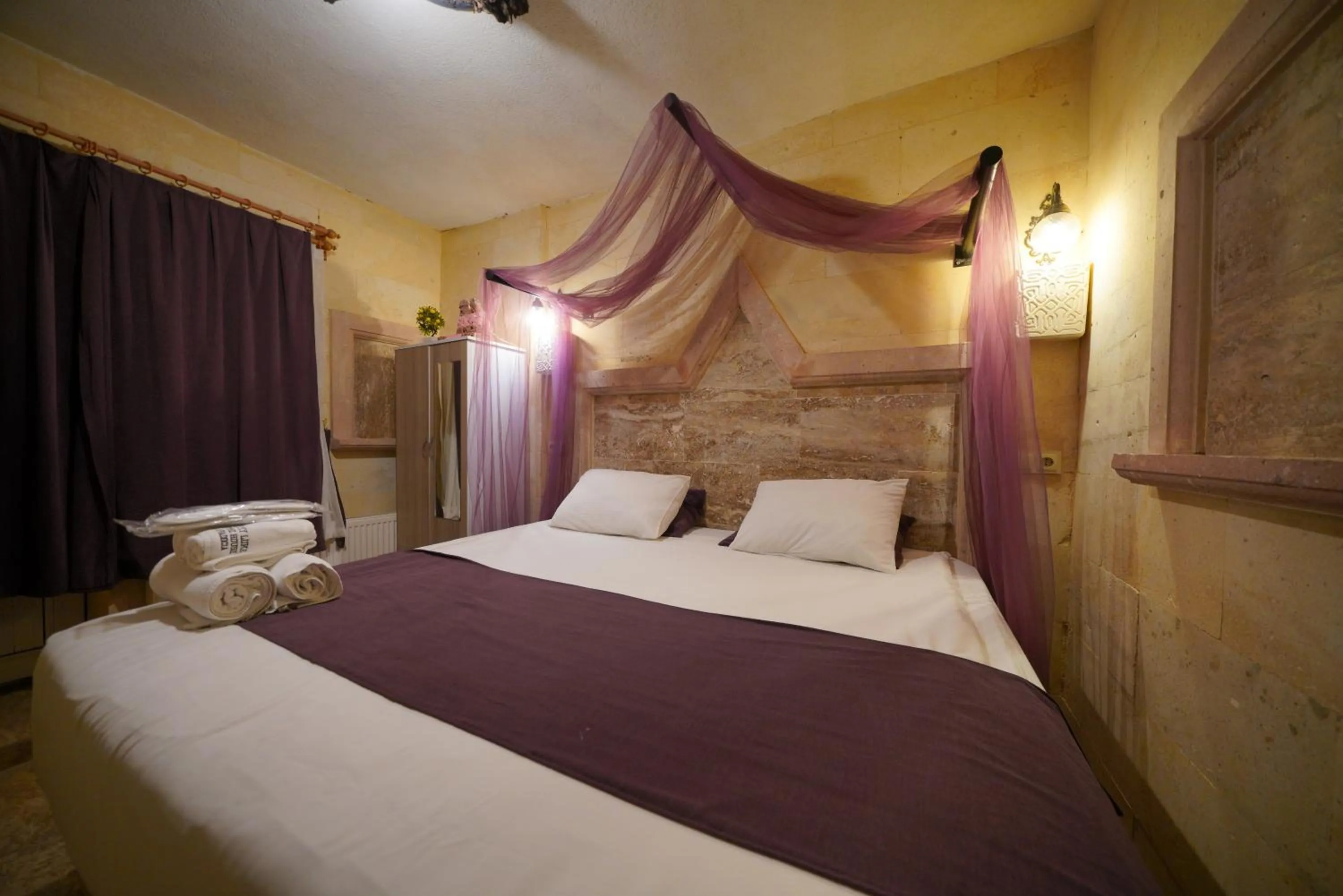 Photo of the whole room, Bed in Lucky Luke Stone House