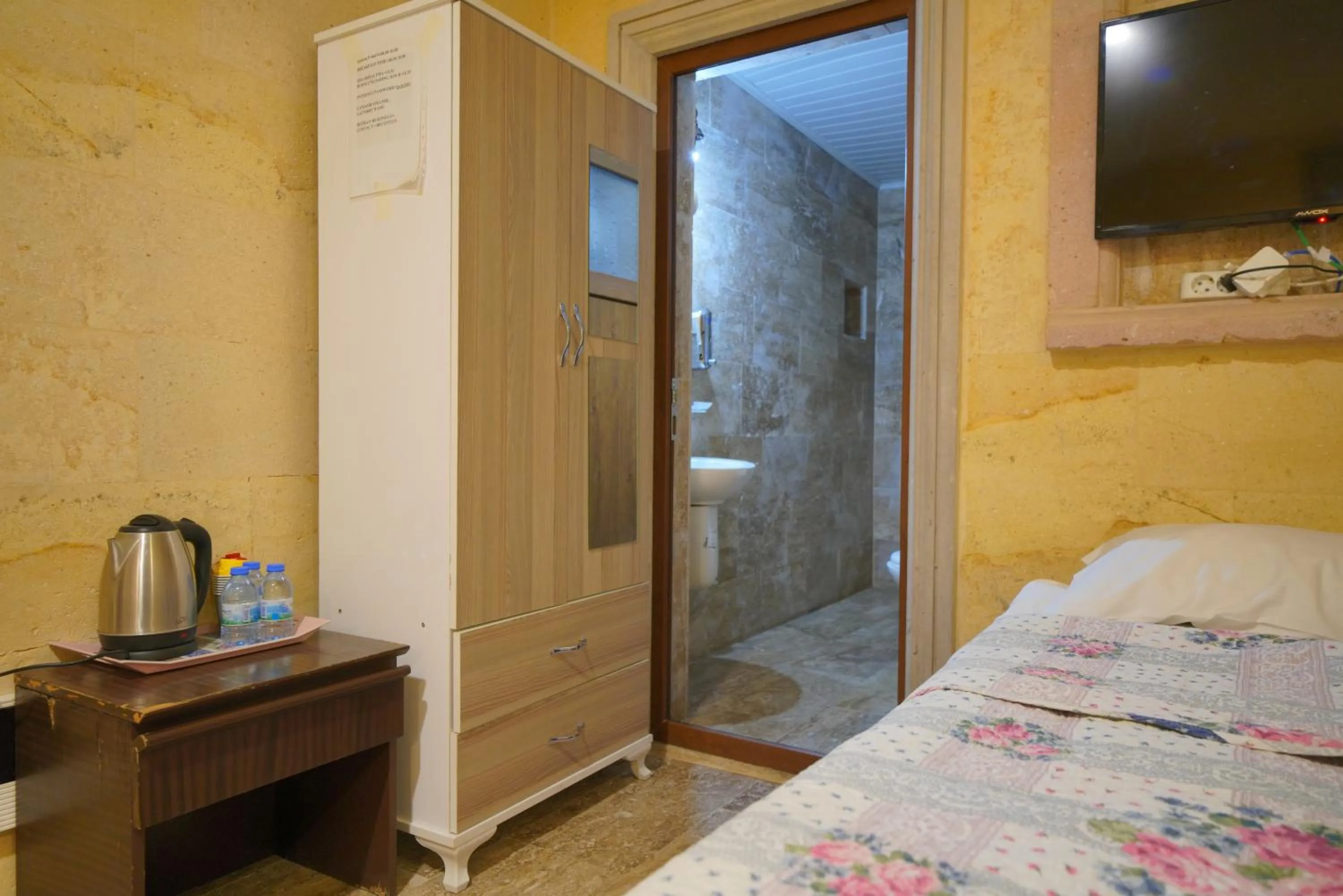 Photo of the whole room, Bed in Lucky Luke Stone House