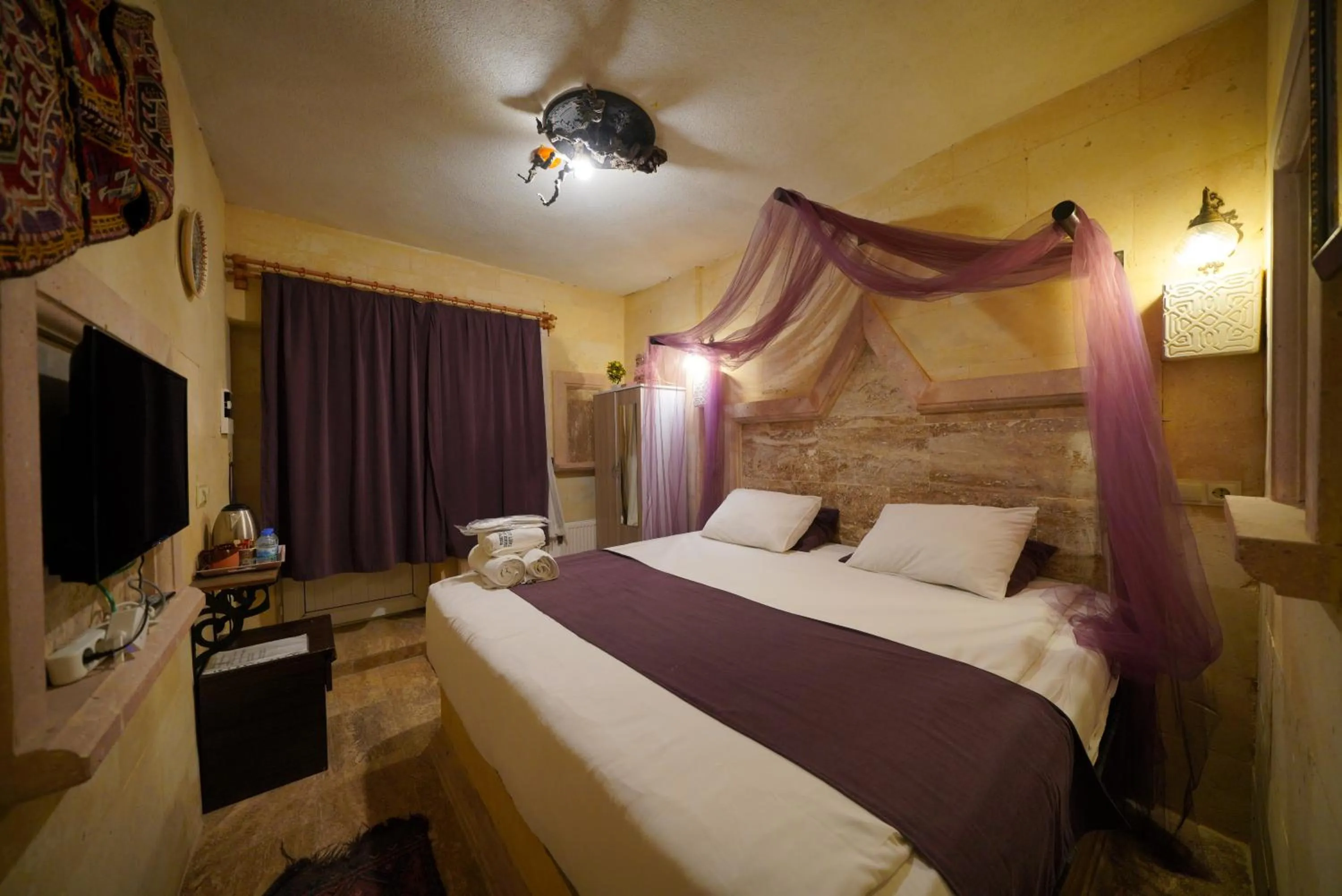 Photo of the whole room, Bed in Lucky Luke Stone House