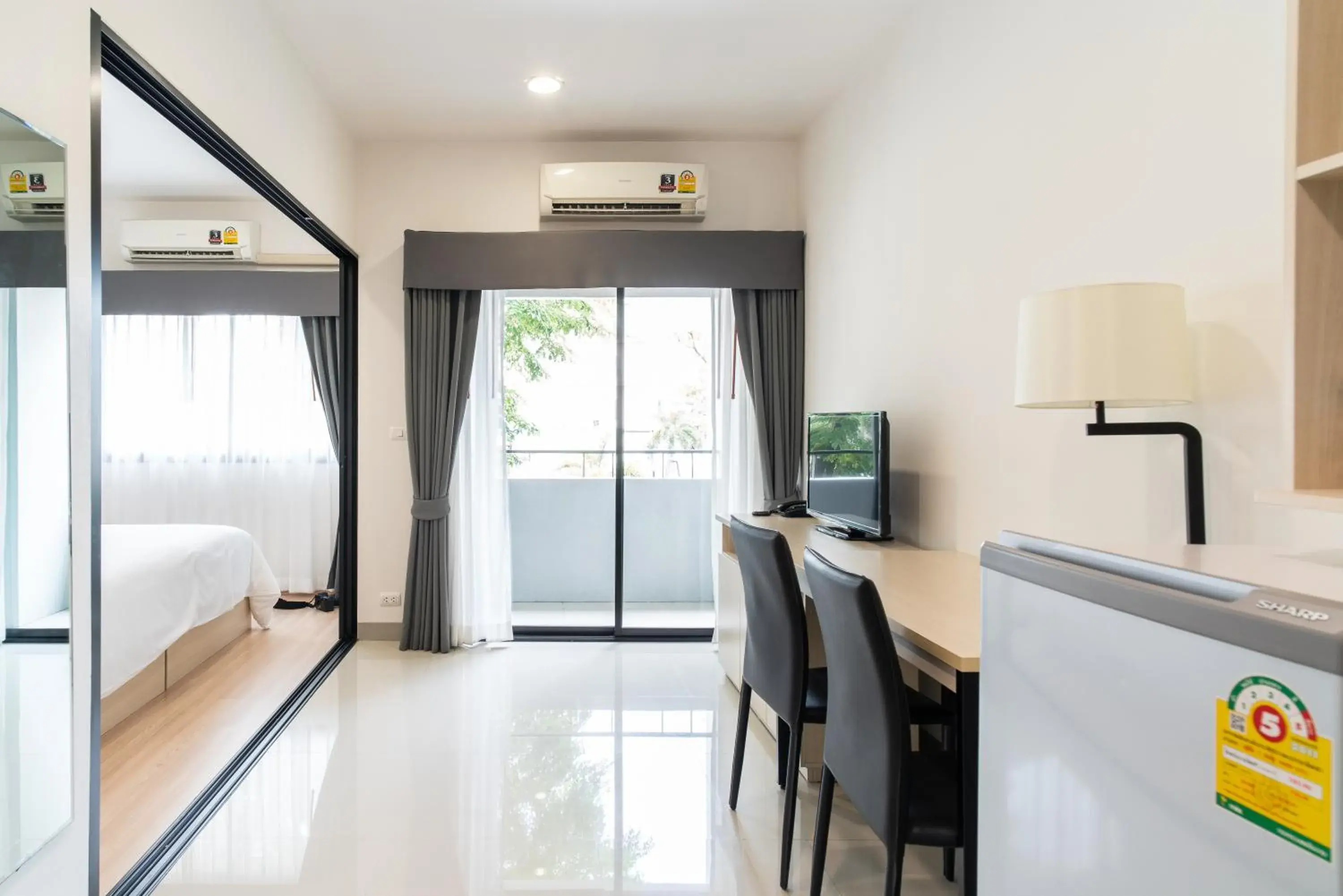 Superior King Room in KOS Hotel Suvarnabhumi Airport -SHA Extra Plus Superior King Room in KOS Hotel Suvarnabhumi Airport -SHA Extra Plus