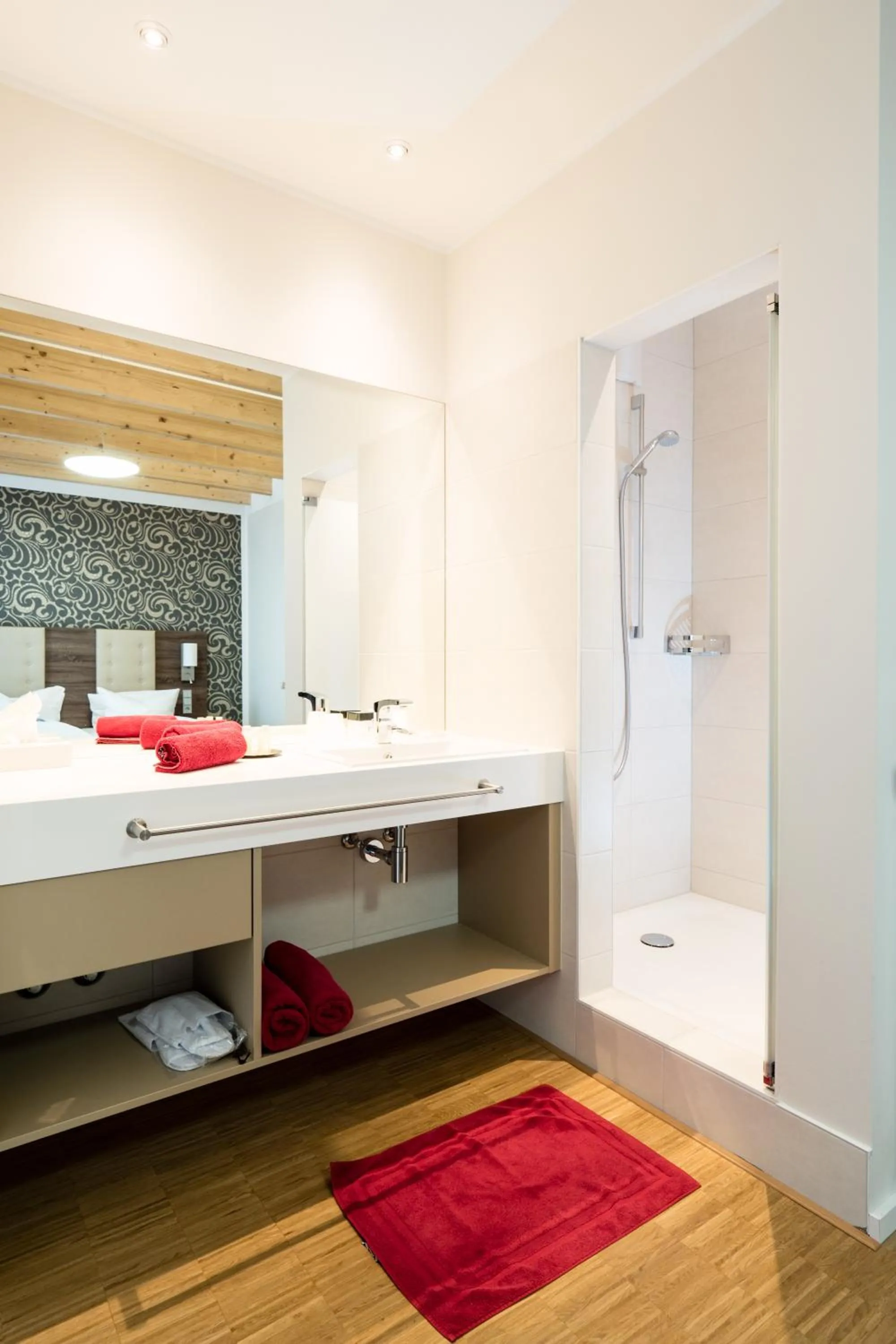 Shower, Bed in Hotel Deutsches Haus