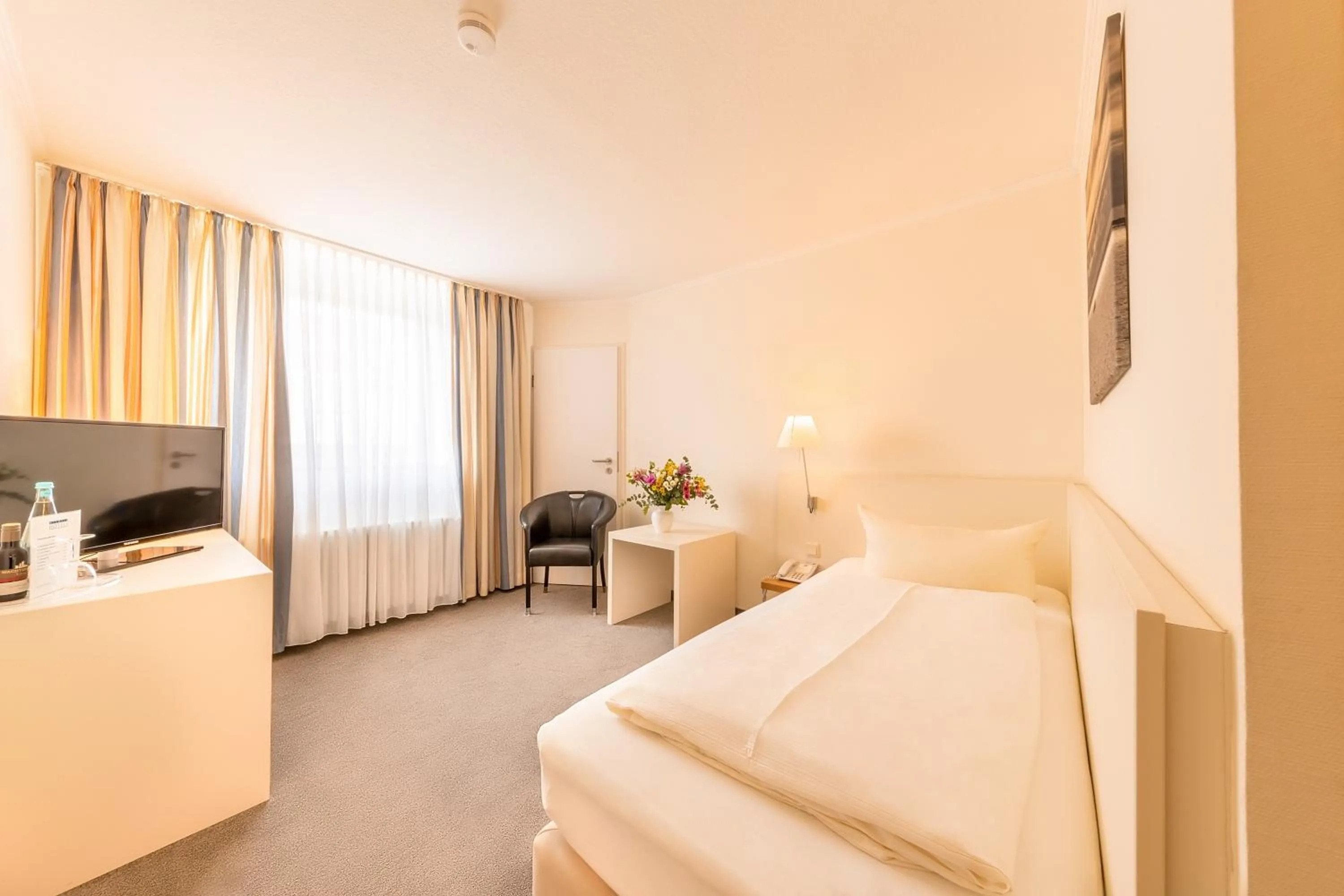 City view, Bed in Michels Strandhotel Germania