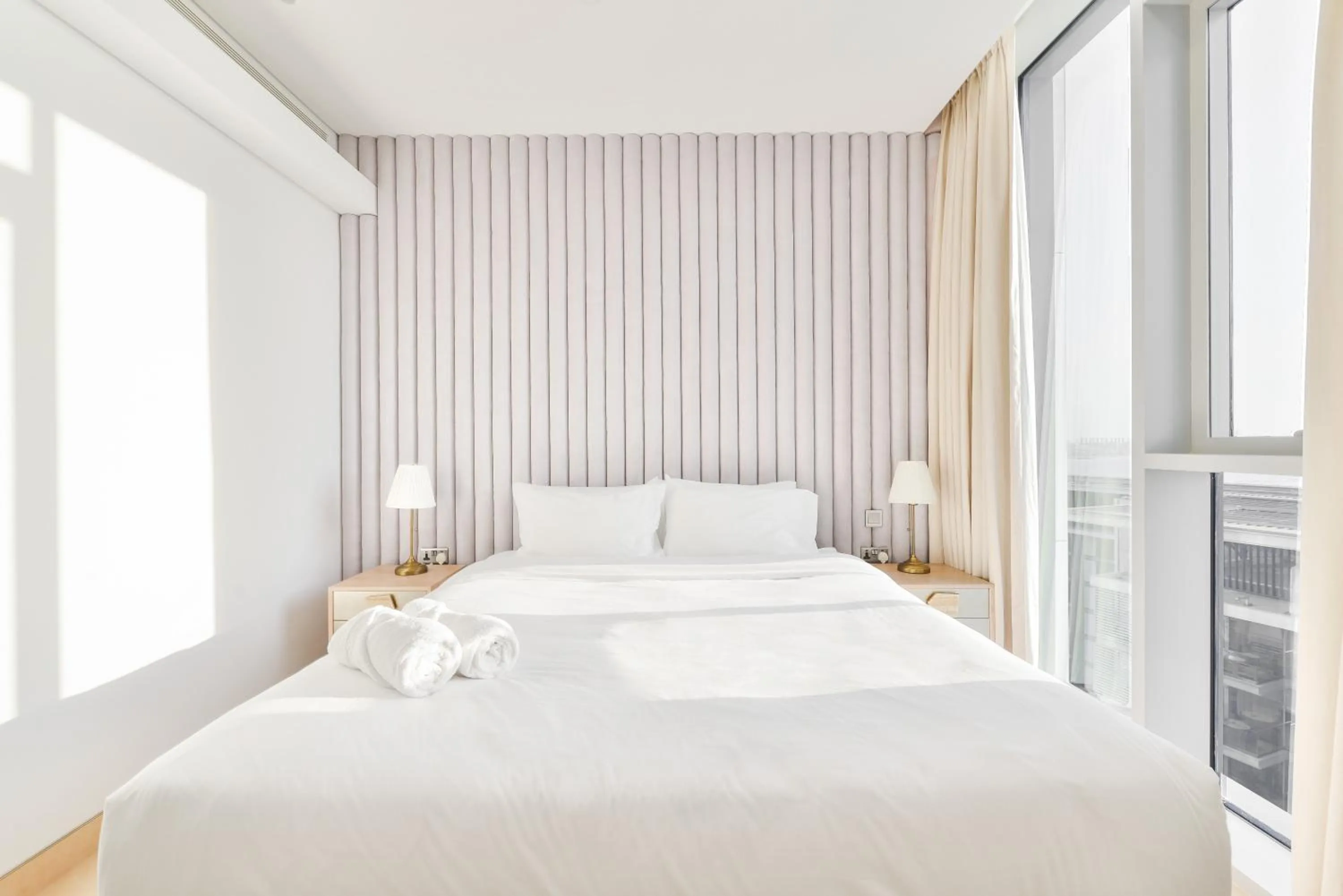 Bed in Posh 2 BR Oceanfront Apt in the Heart of Bluewaters Island