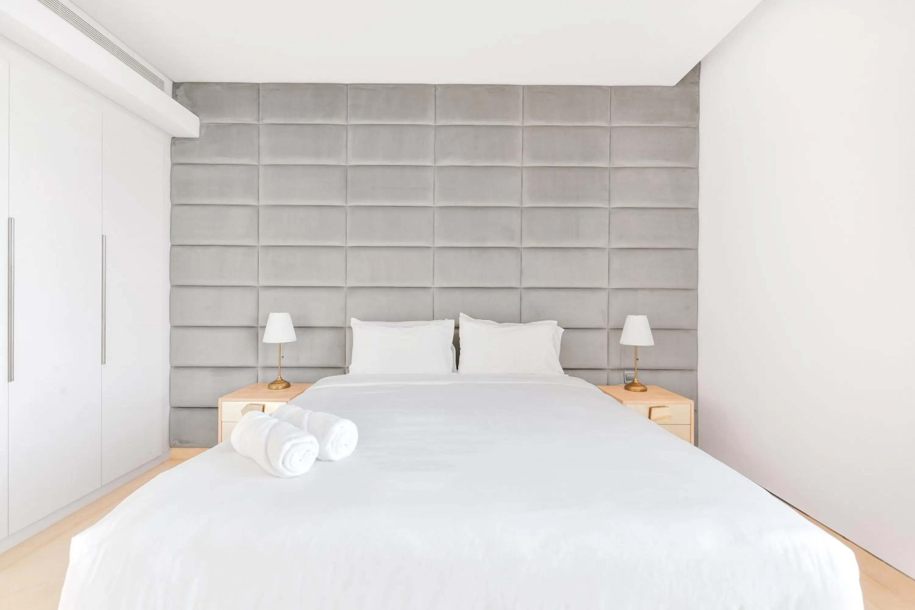 Bed in Posh 2 BR Oceanfront Apt in the Heart of Bluewaters Island