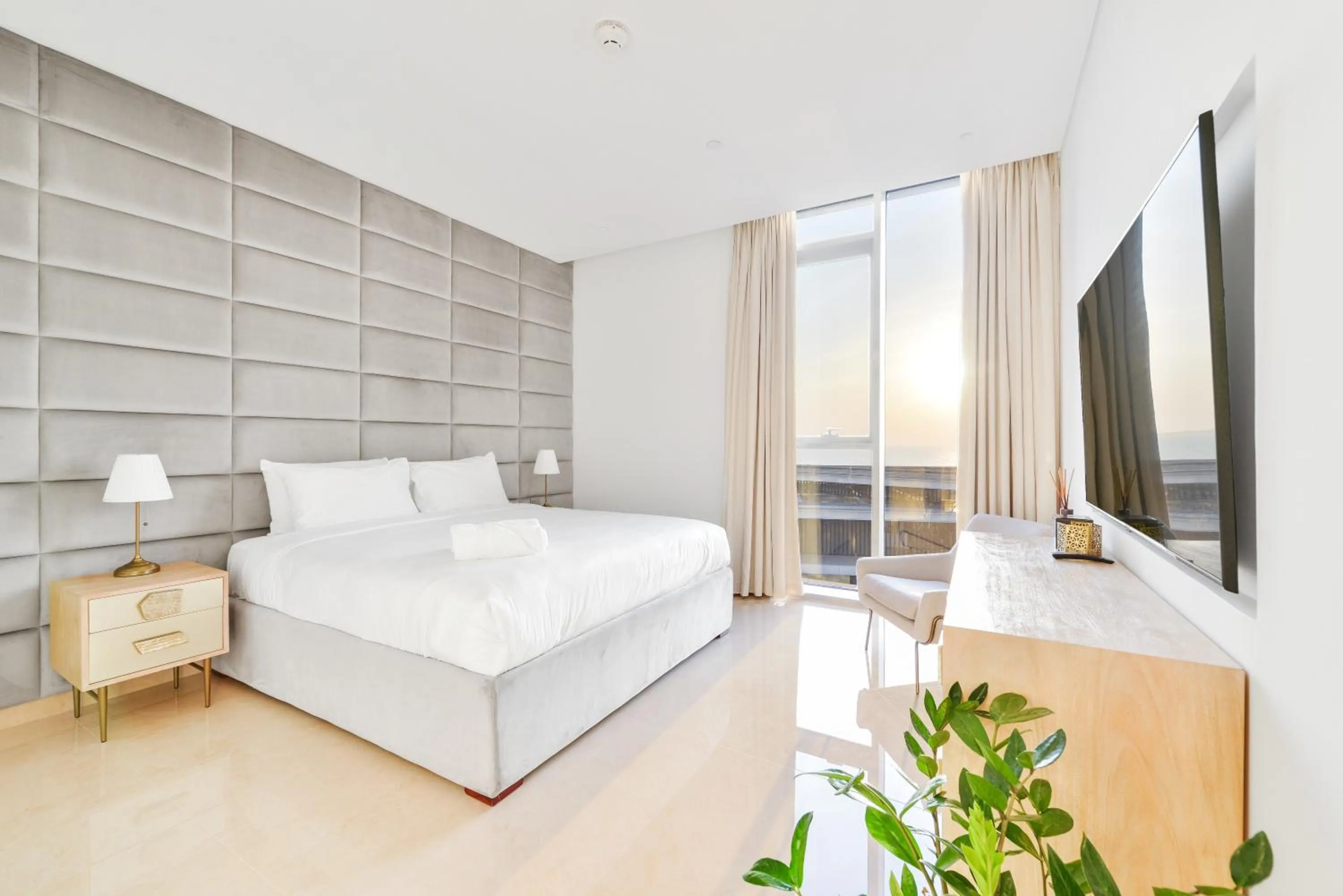 Communal lounge/ TV room, Bed in Posh 2 BR Oceanfront Apt in the Heart of Bluewaters Island