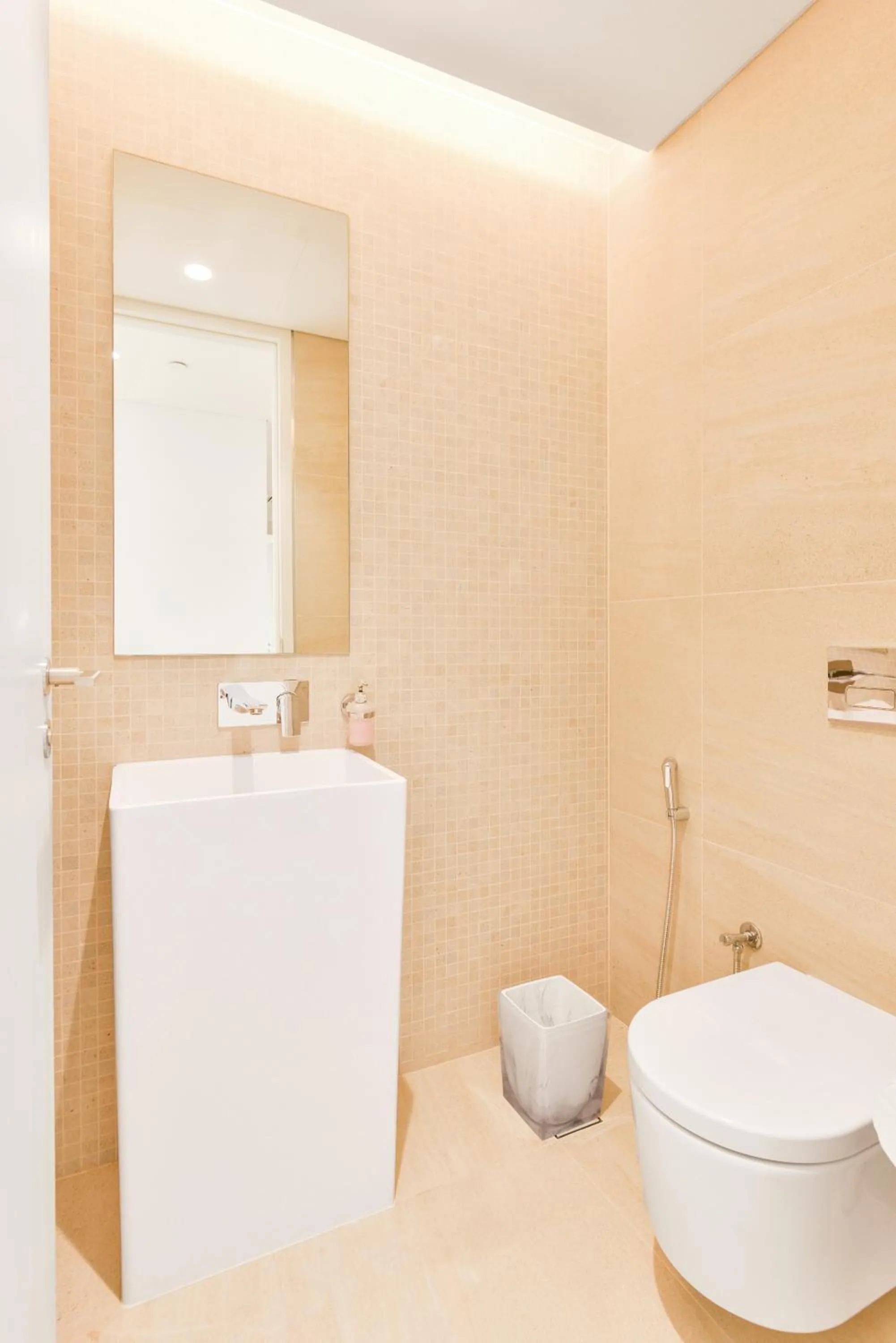 Toilet in Posh 2 BR Oceanfront Apt in the Heart of Bluewaters Island