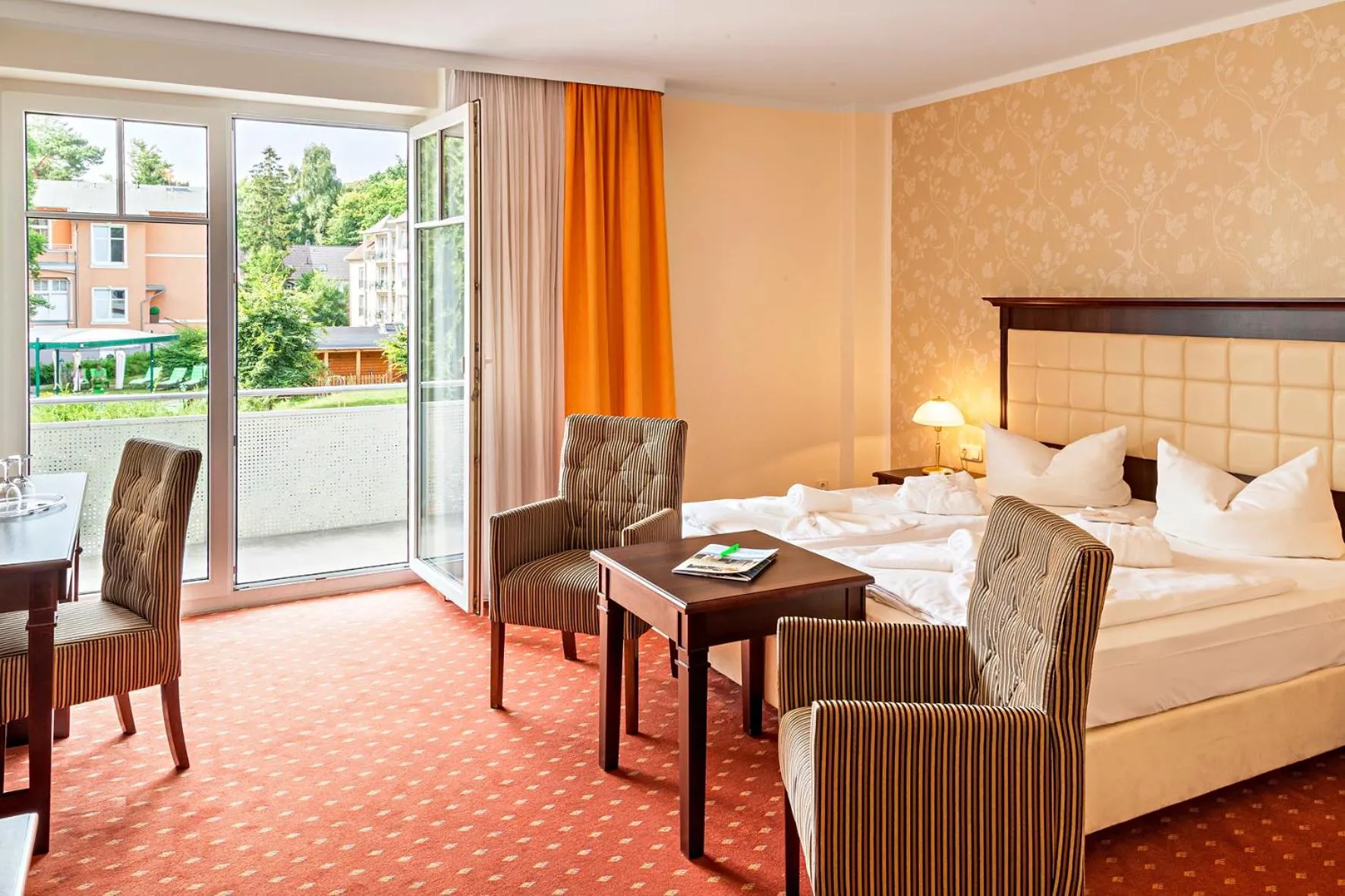 Living room, Bed in Ostseehotel Villen im Park - ein Rovell Hotel