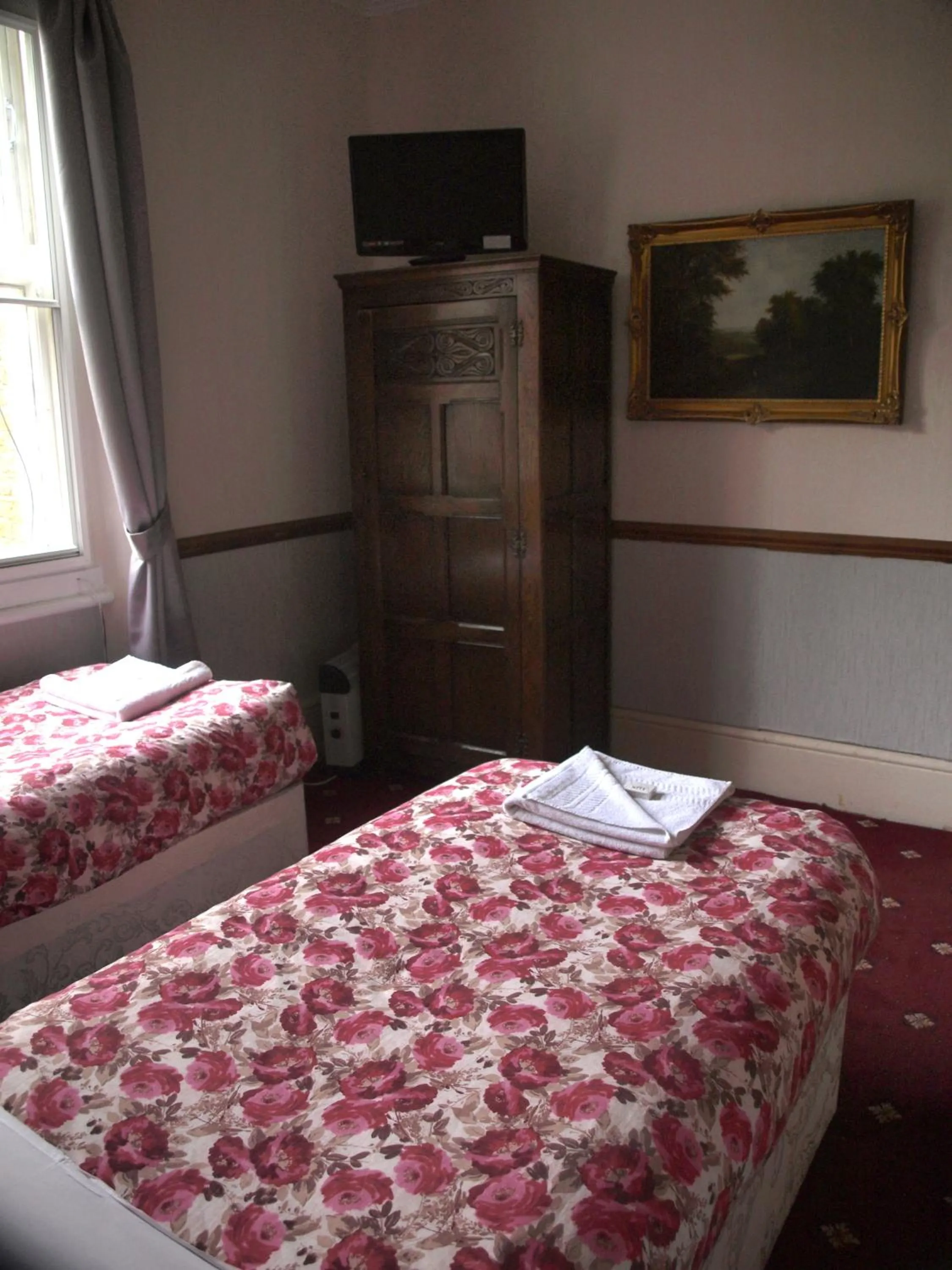 Bedroom, Bed in Oakley Hotel