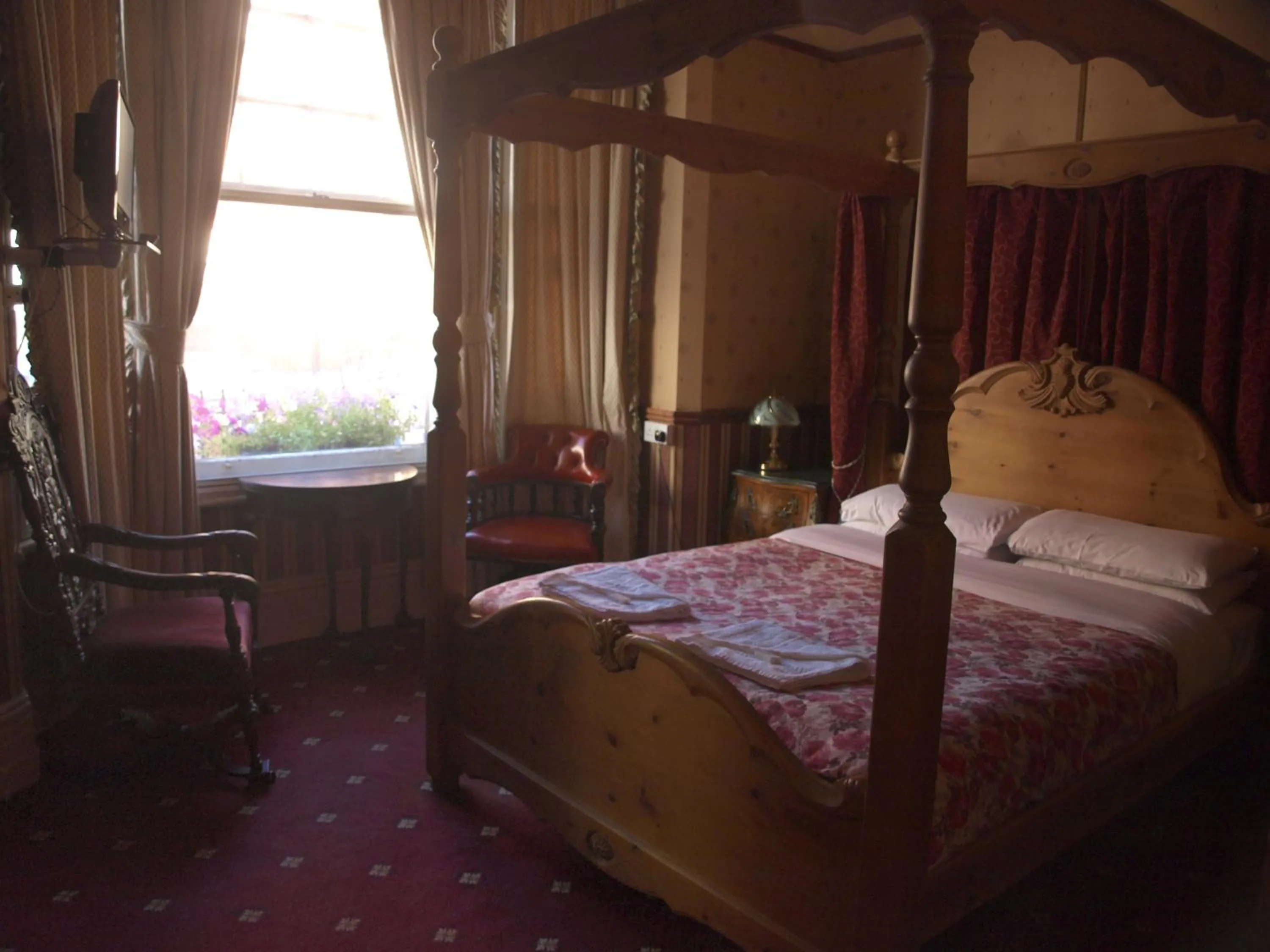 Bedroom, Bed in Oakley Hotel