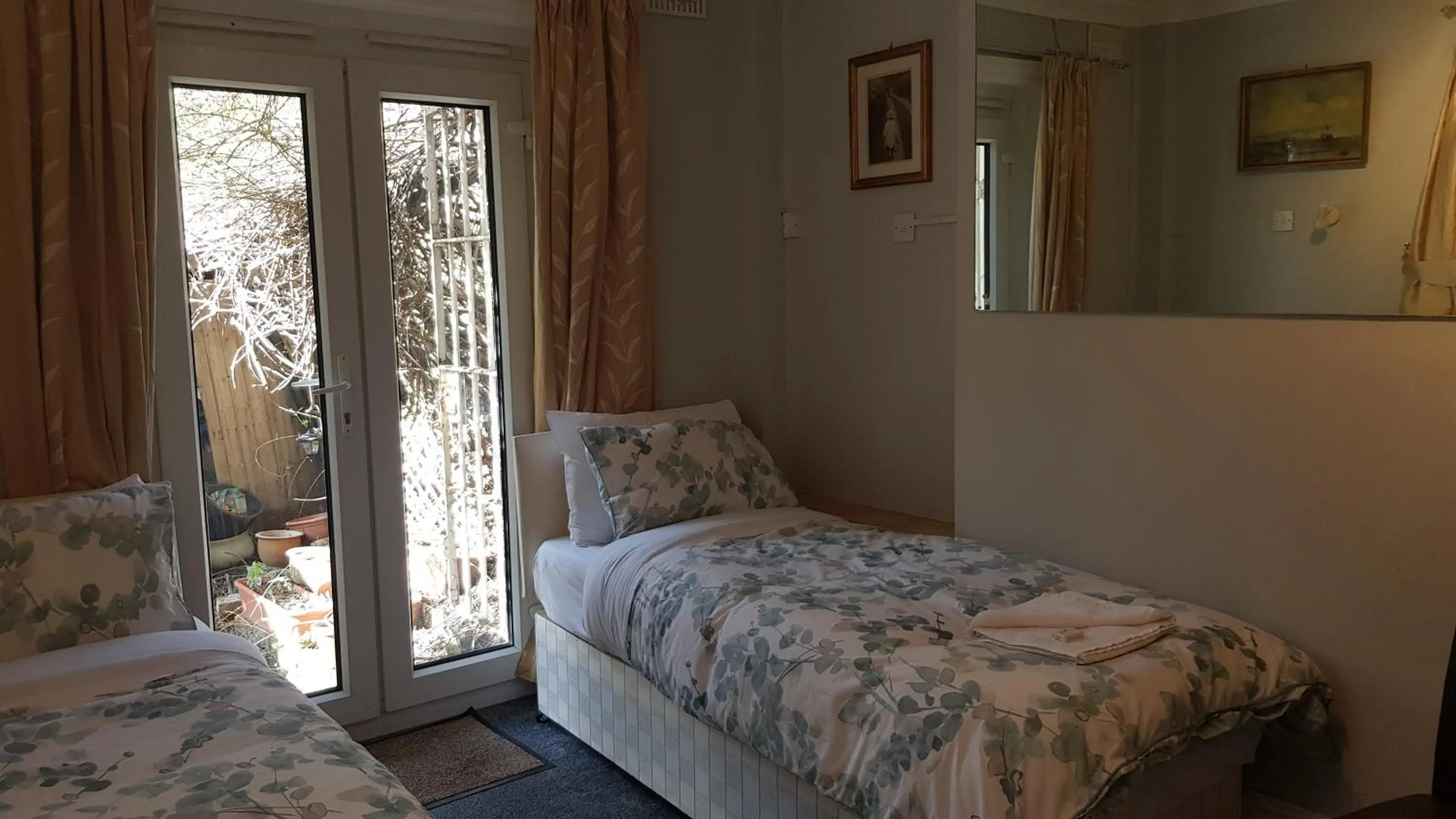 Bedroom, Bed in Oakley Hotel