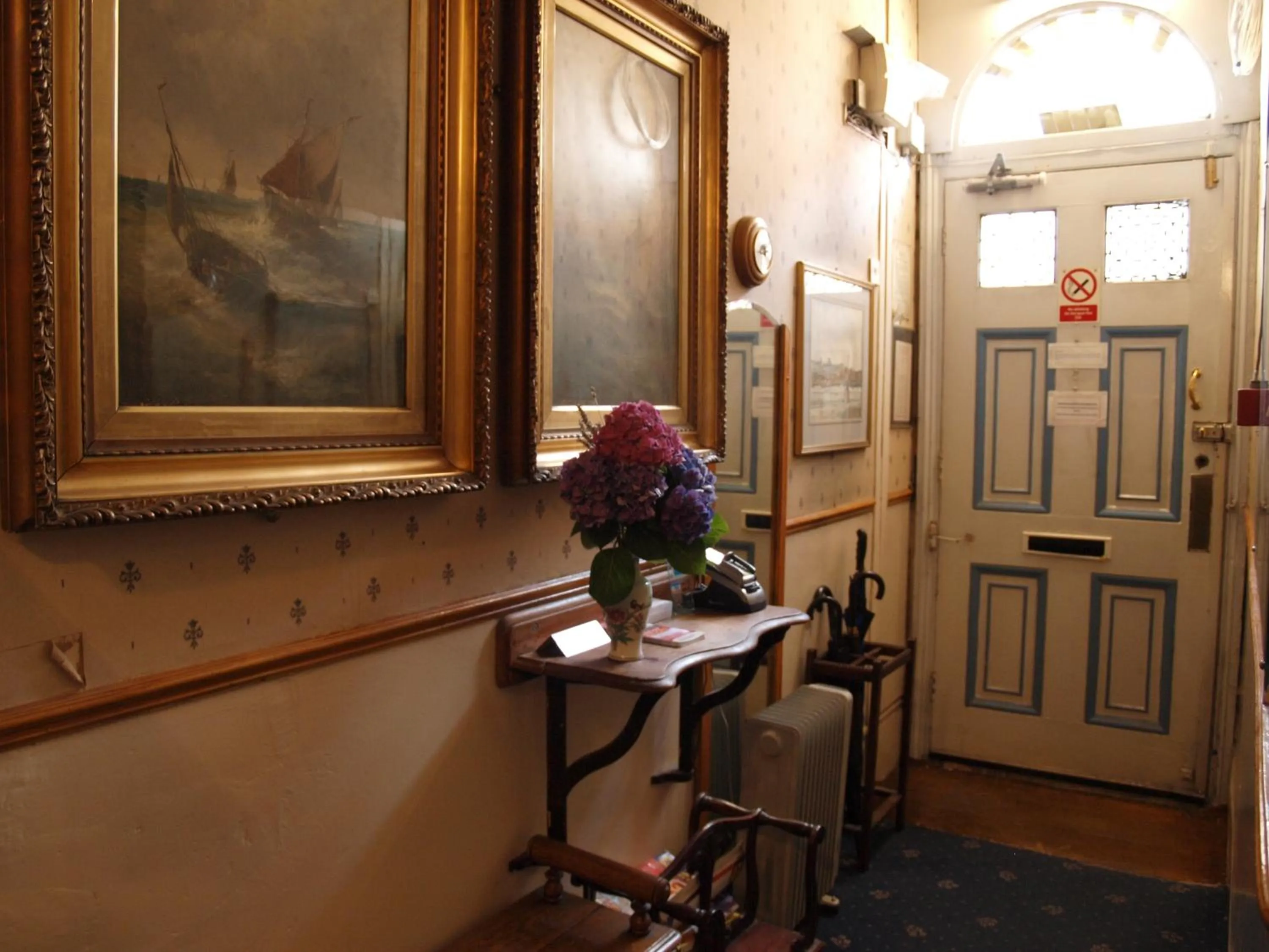 Facade/entrance in Oakley Hotel