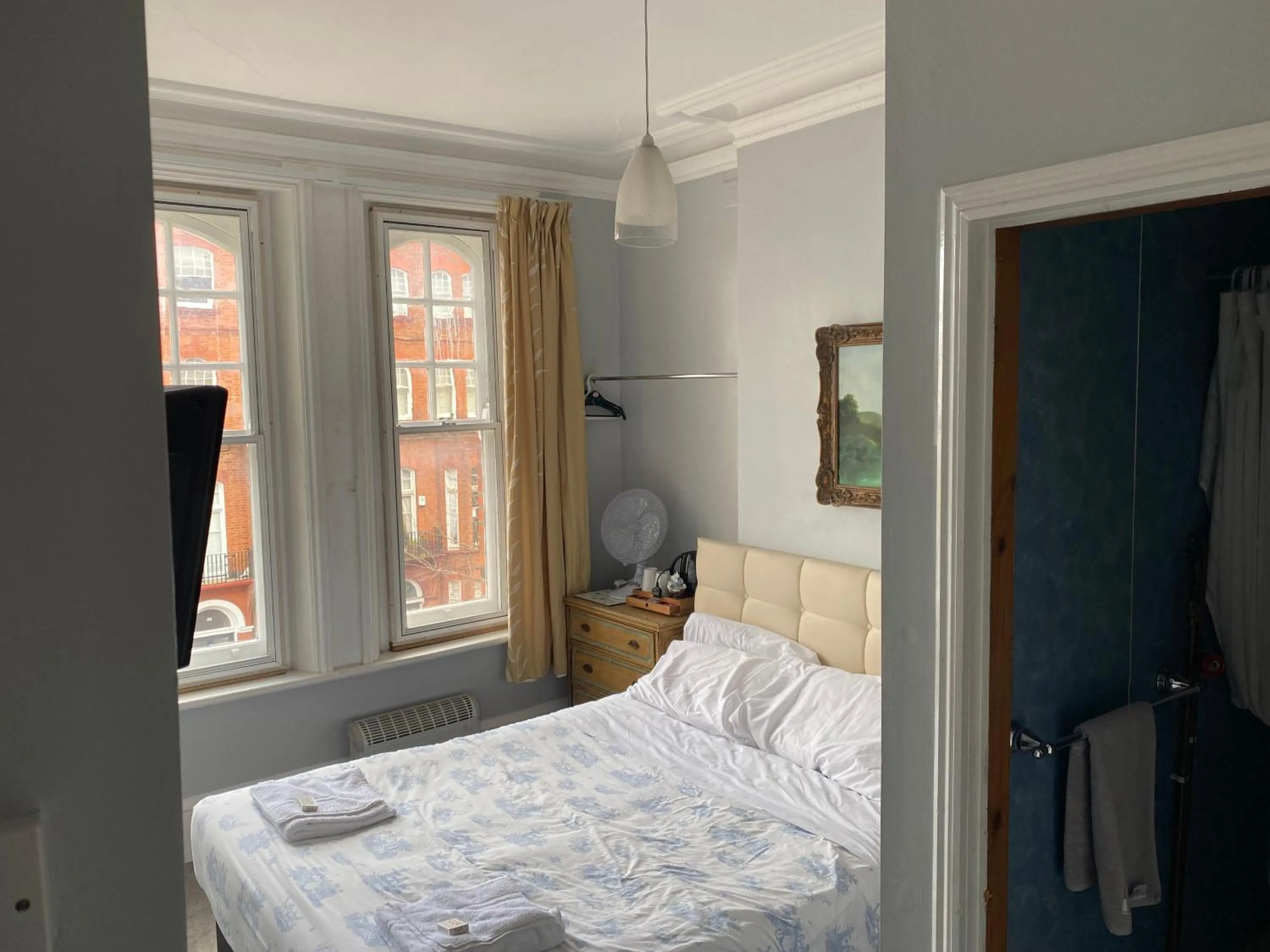 Bedroom, Bed in Oakley Hotel