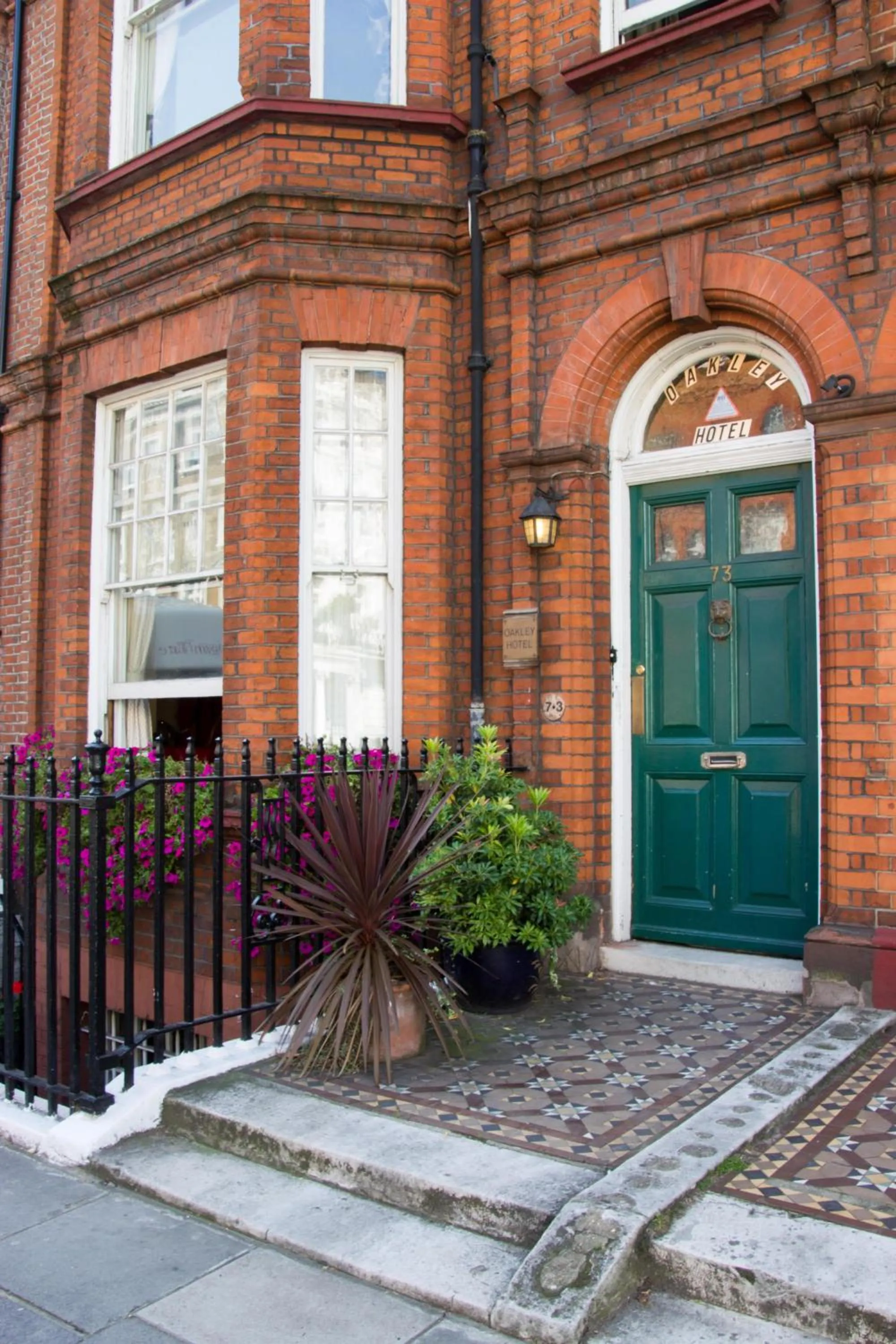 Facade/entrance in Oakley Hotel