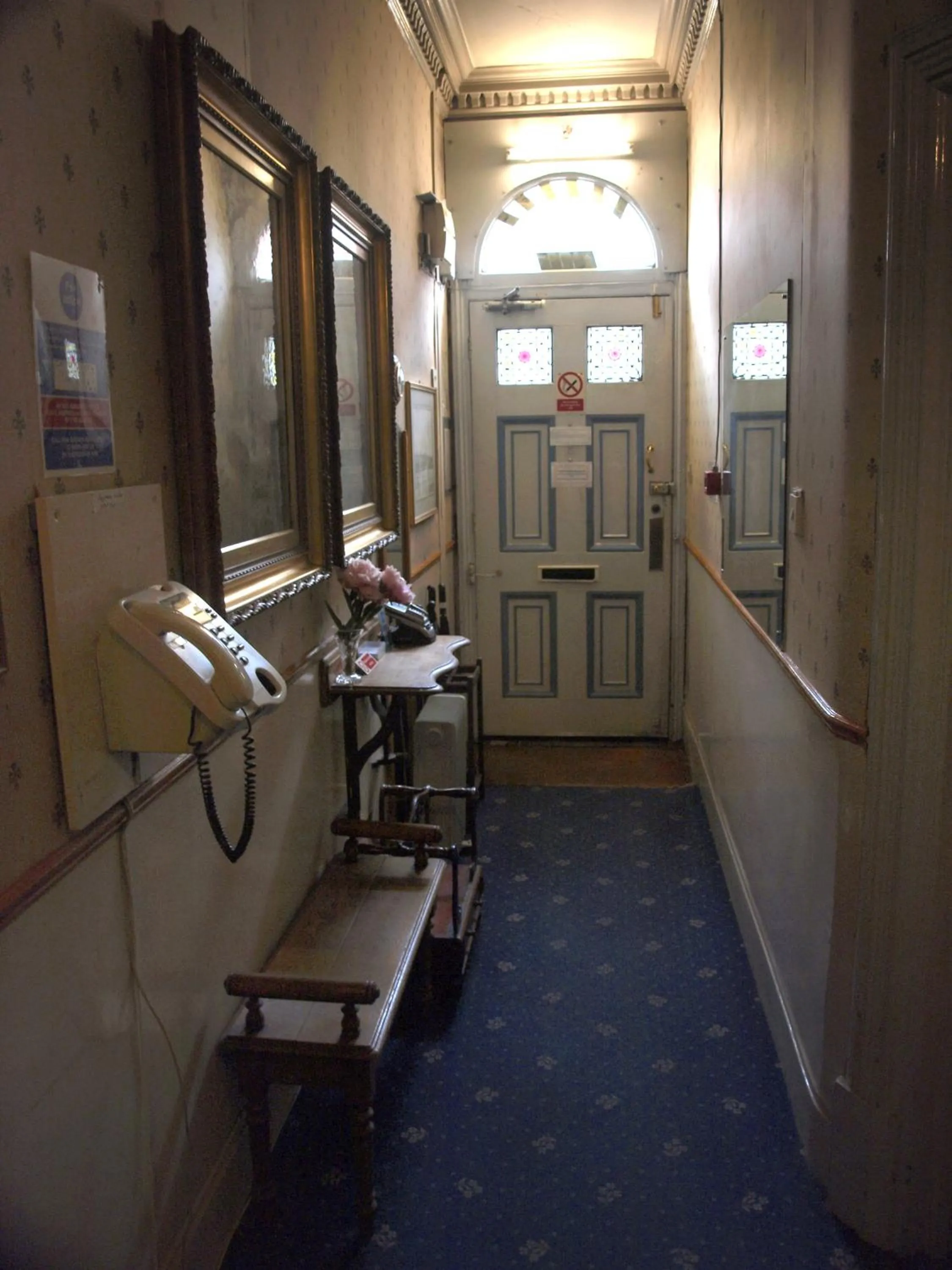 Facade/entrance in Oakley Hotel