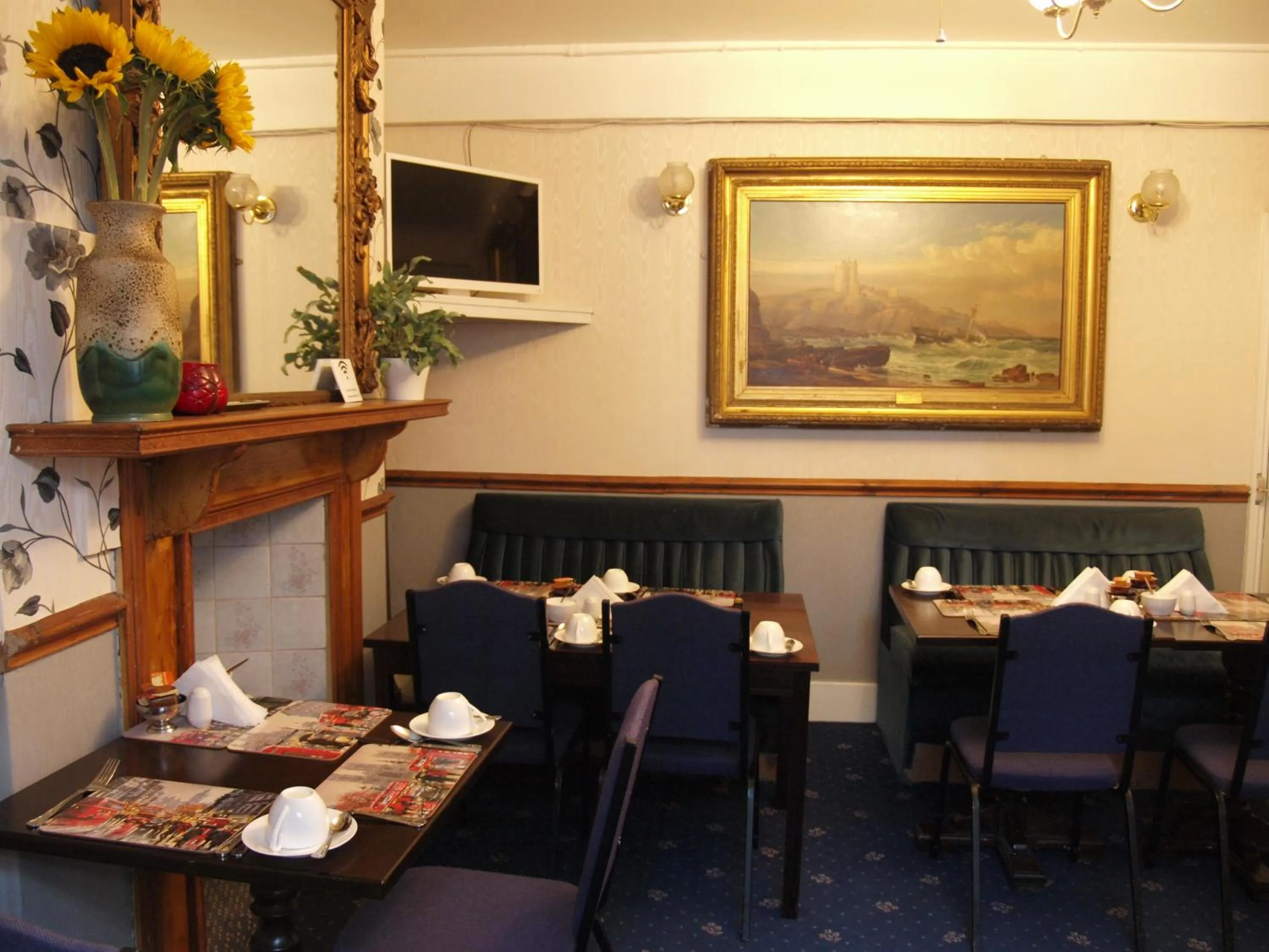 Dining area in Oakley Hotel