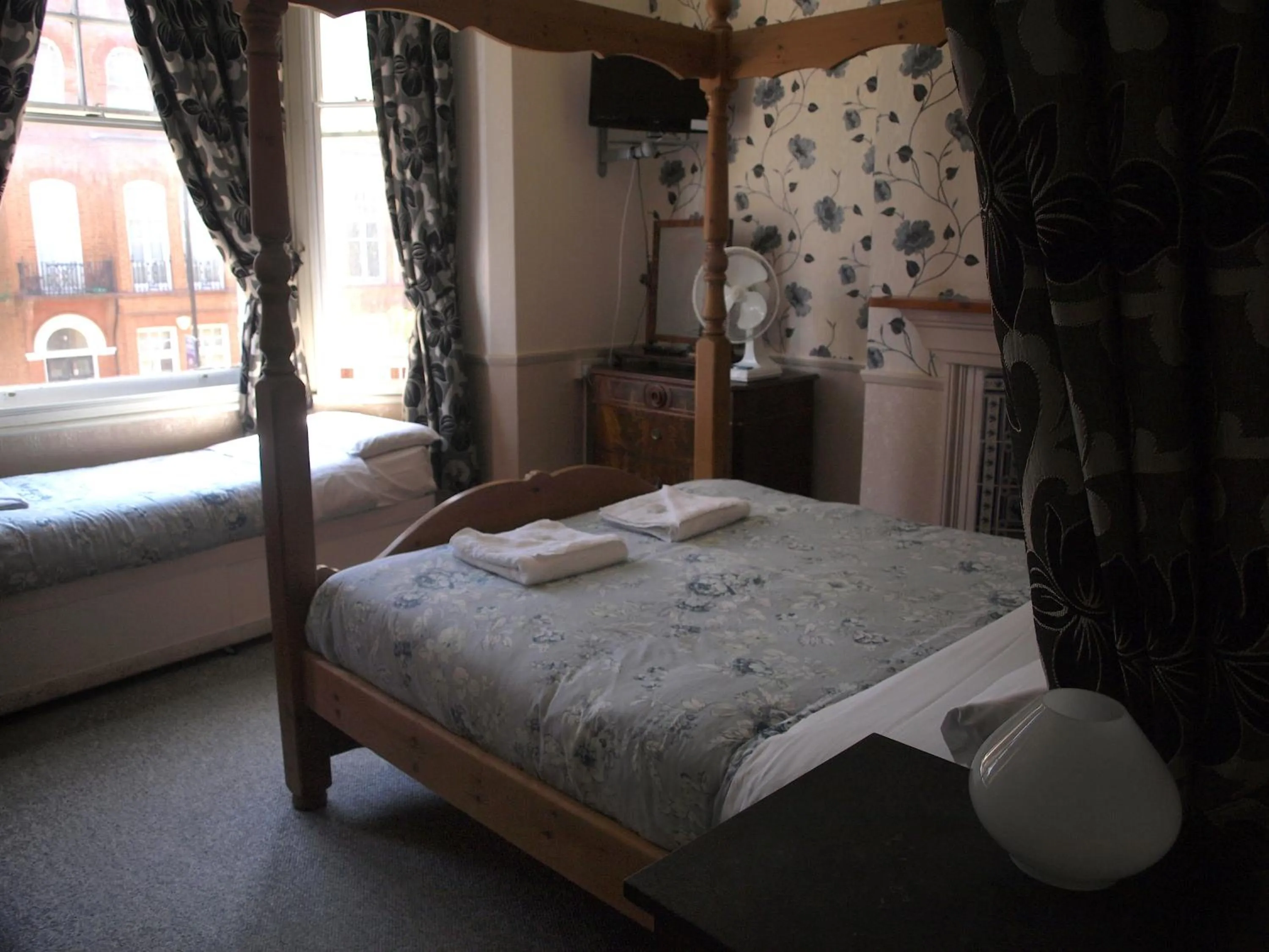 Bedroom, Bed in Oakley Hotel