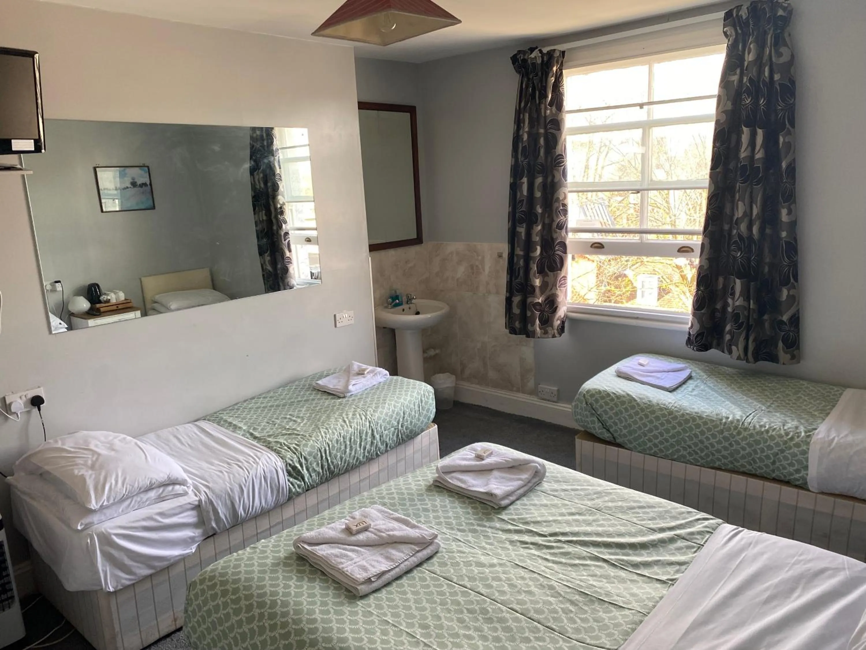 Bedroom, Bed in Oakley Hotel