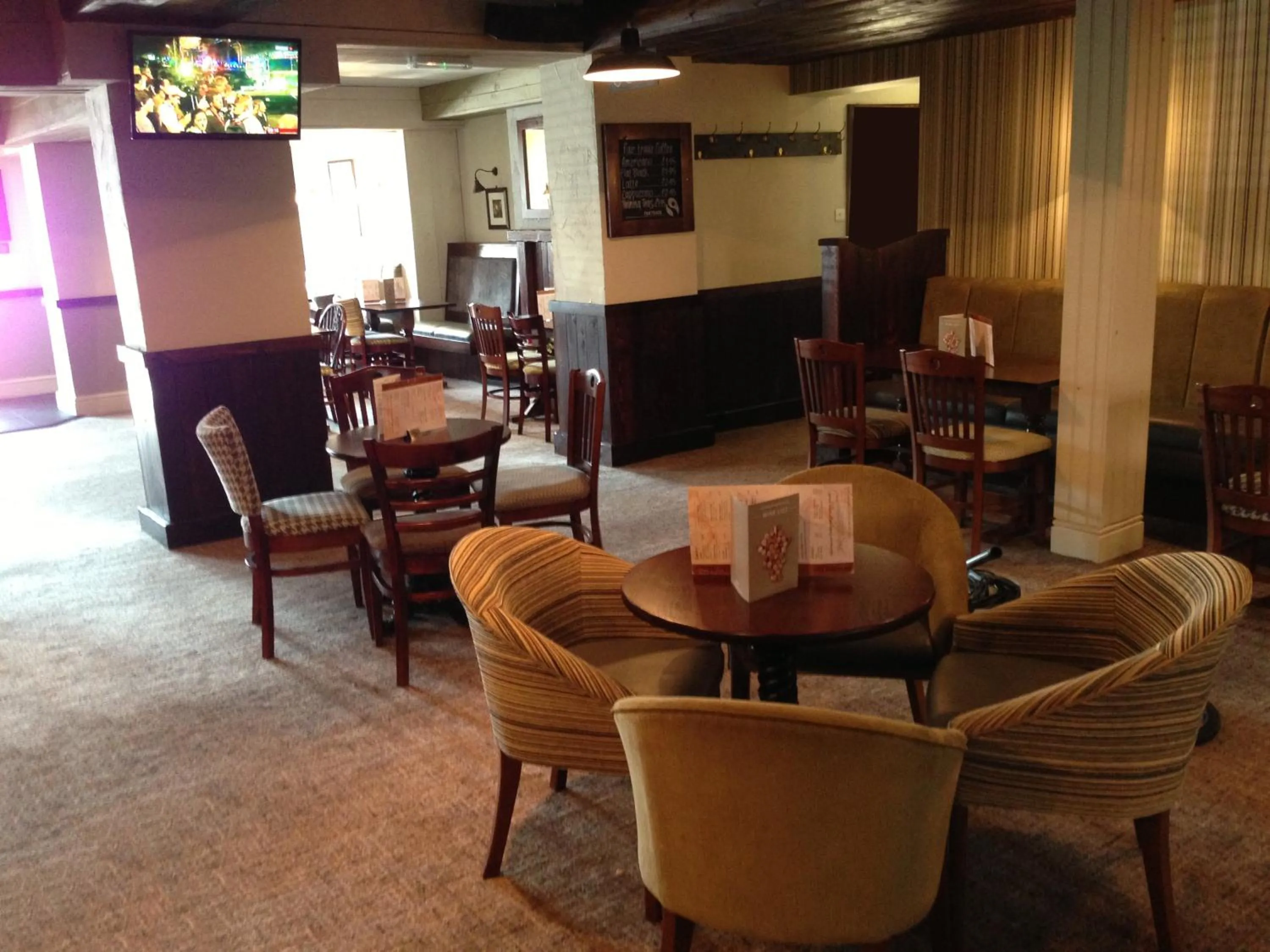 Lounge or bar in Beverley Inn & Hotel
