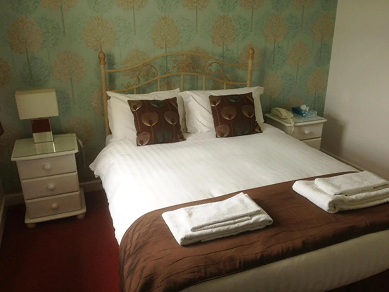Bed in Beverley Inn & Hotel
