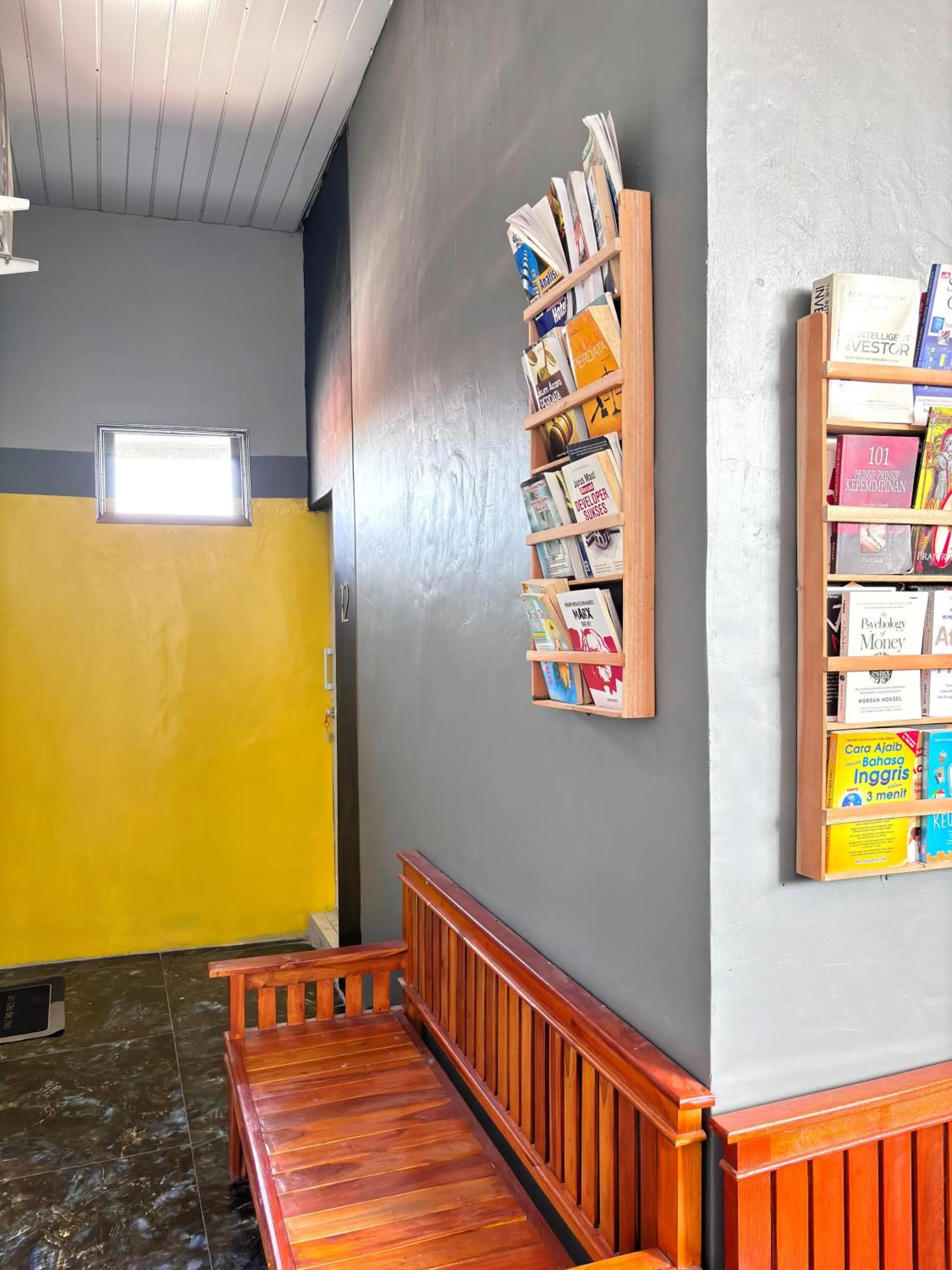 Library in Kost Harian Semarang Murah