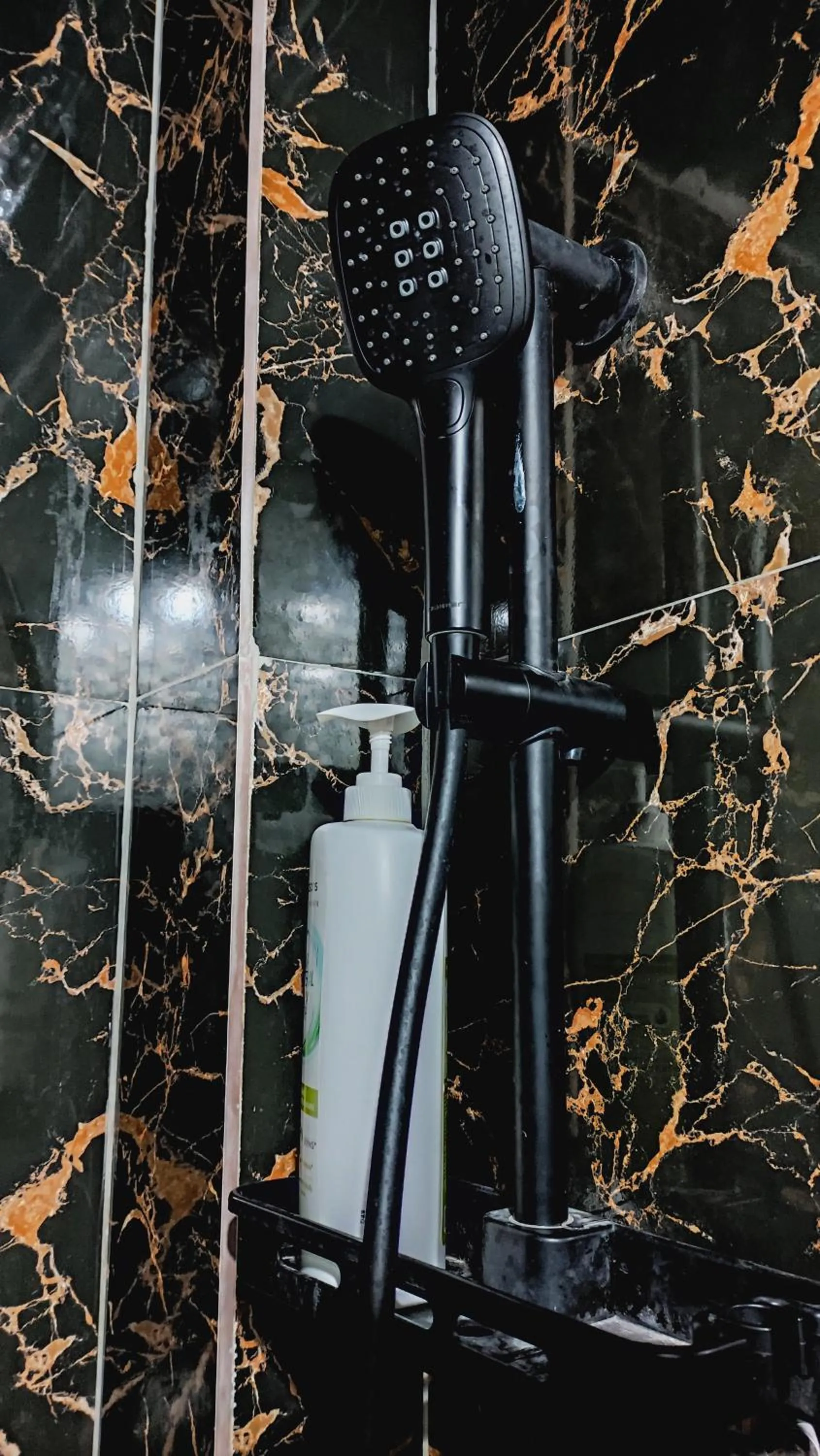 Shower in Kost Harian Semarang Murah