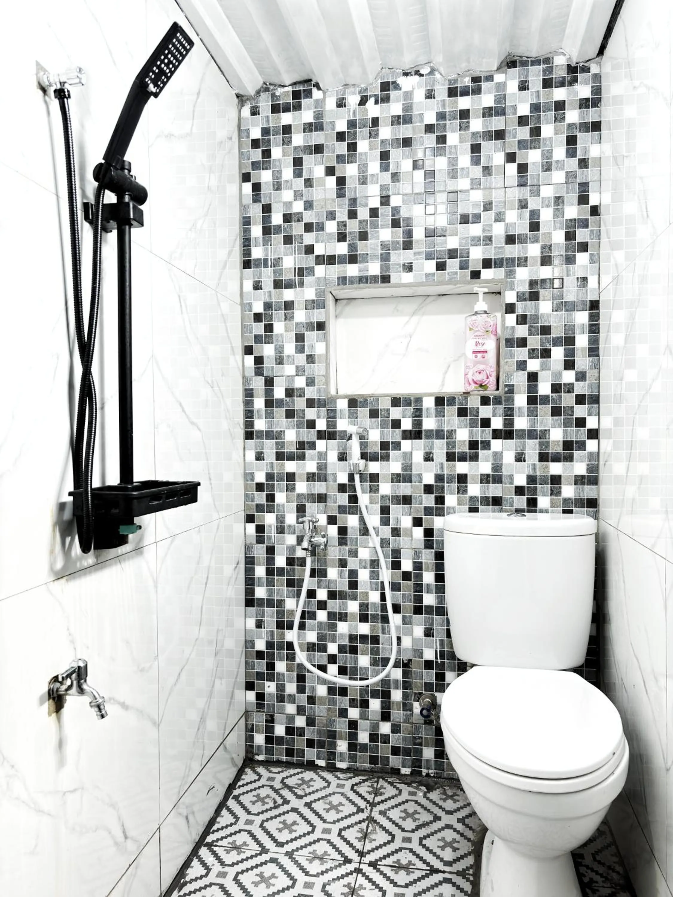 Shower in Kost Harian Semarang Murah