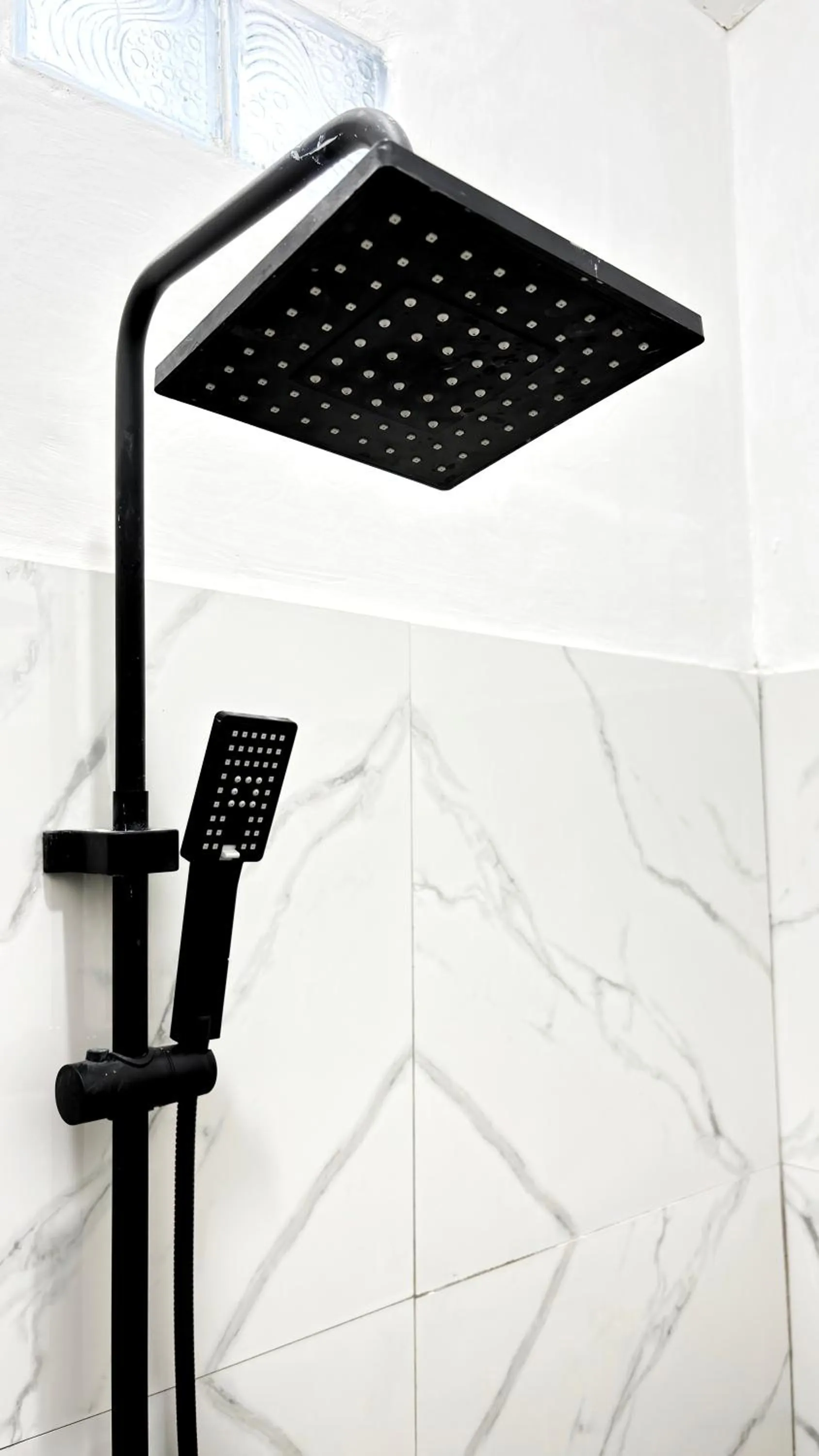 Shower in Kost Harian Semarang Murah