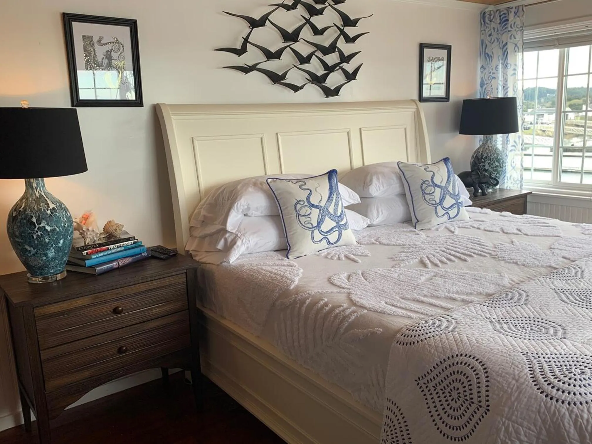 Photo of the whole room, Bed in The Newport Belle