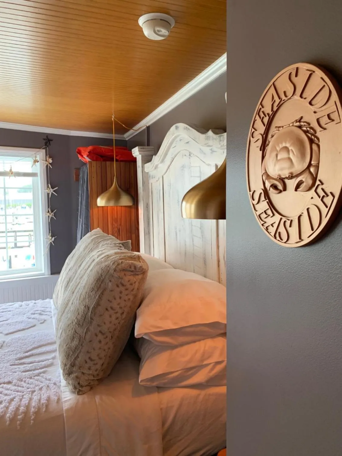 Photo of the whole room, Bed in The Newport Belle