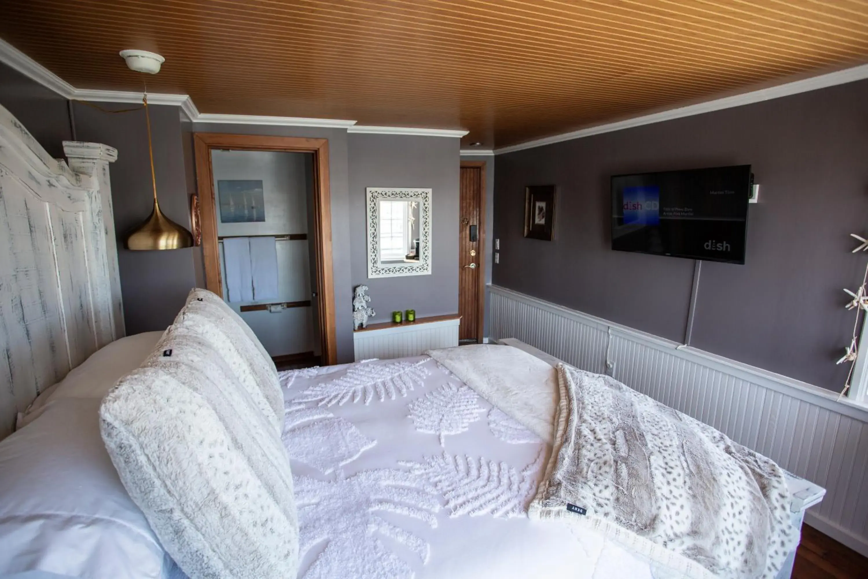 Queen Room with Sea View in The Newport Belle Queen Room with Sea View in The Newport Belle