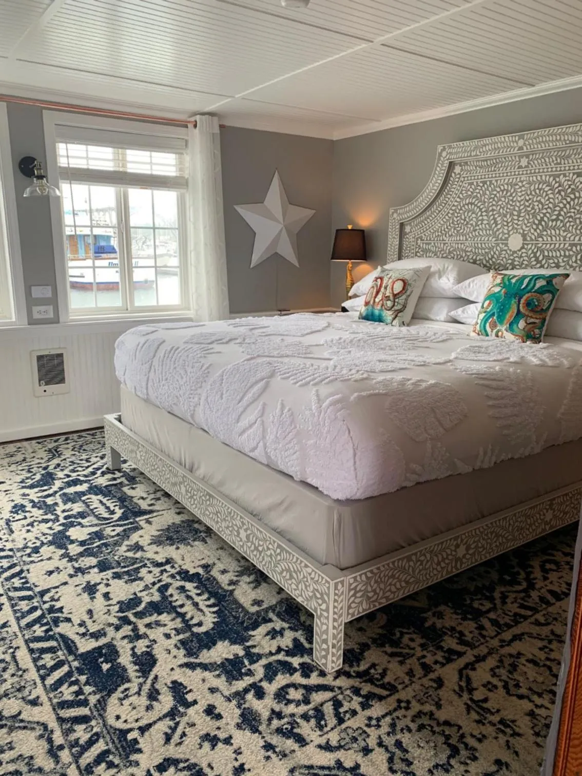 Photo of the whole room, Bed in The Newport Belle