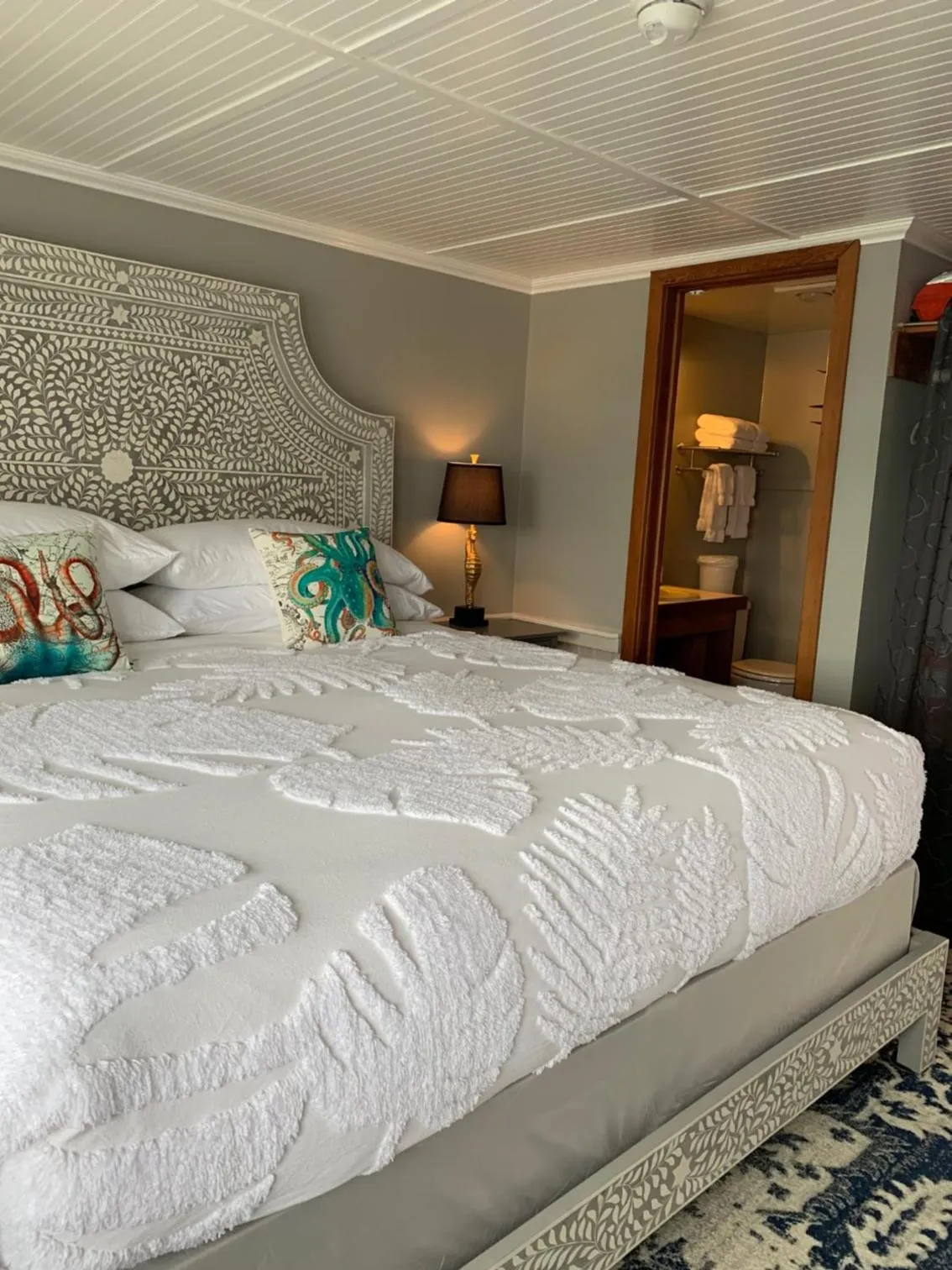 Photo of the whole room, Bed in The Newport Belle