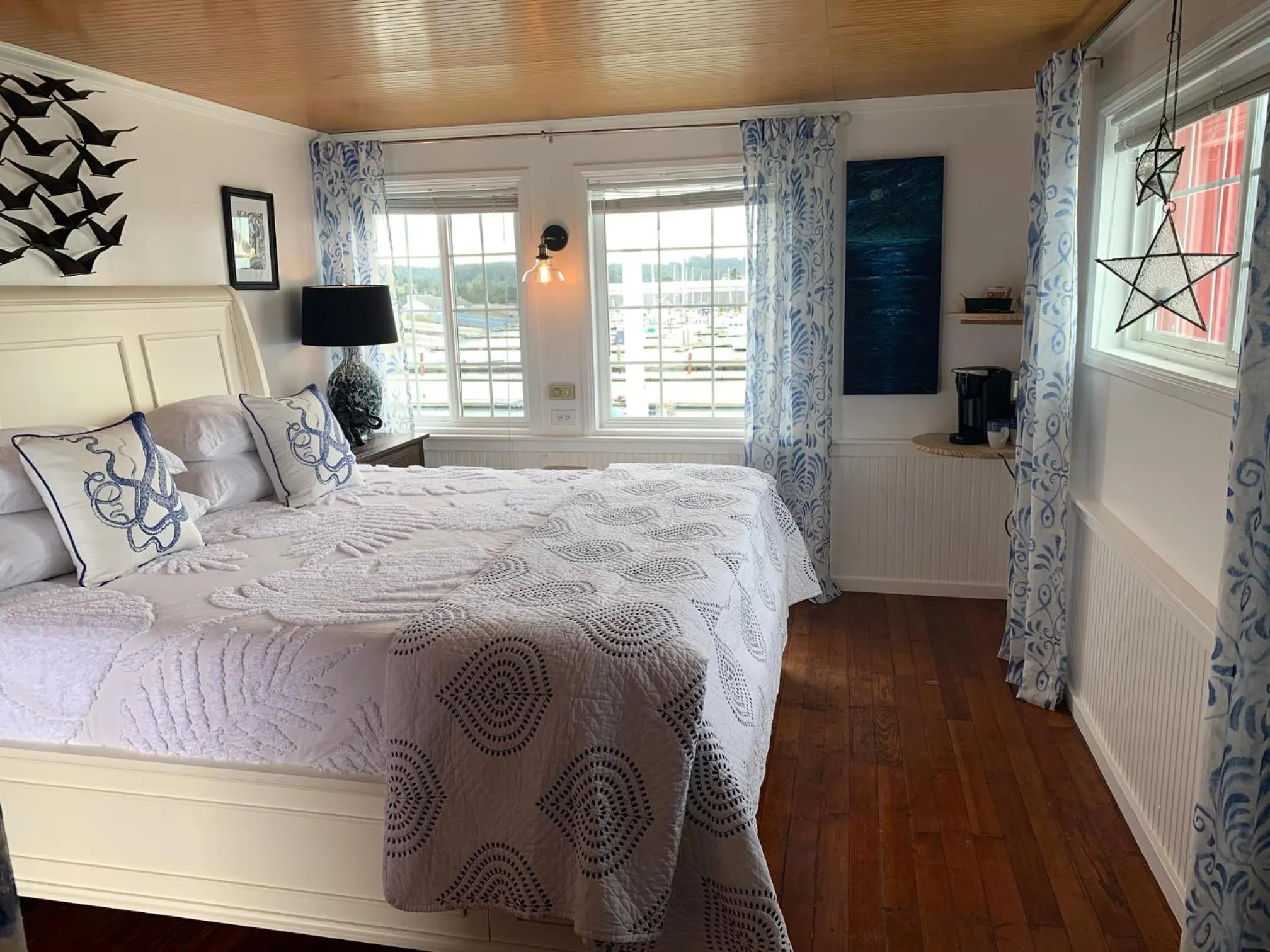 Photo of the whole room, Bed in The Newport Belle