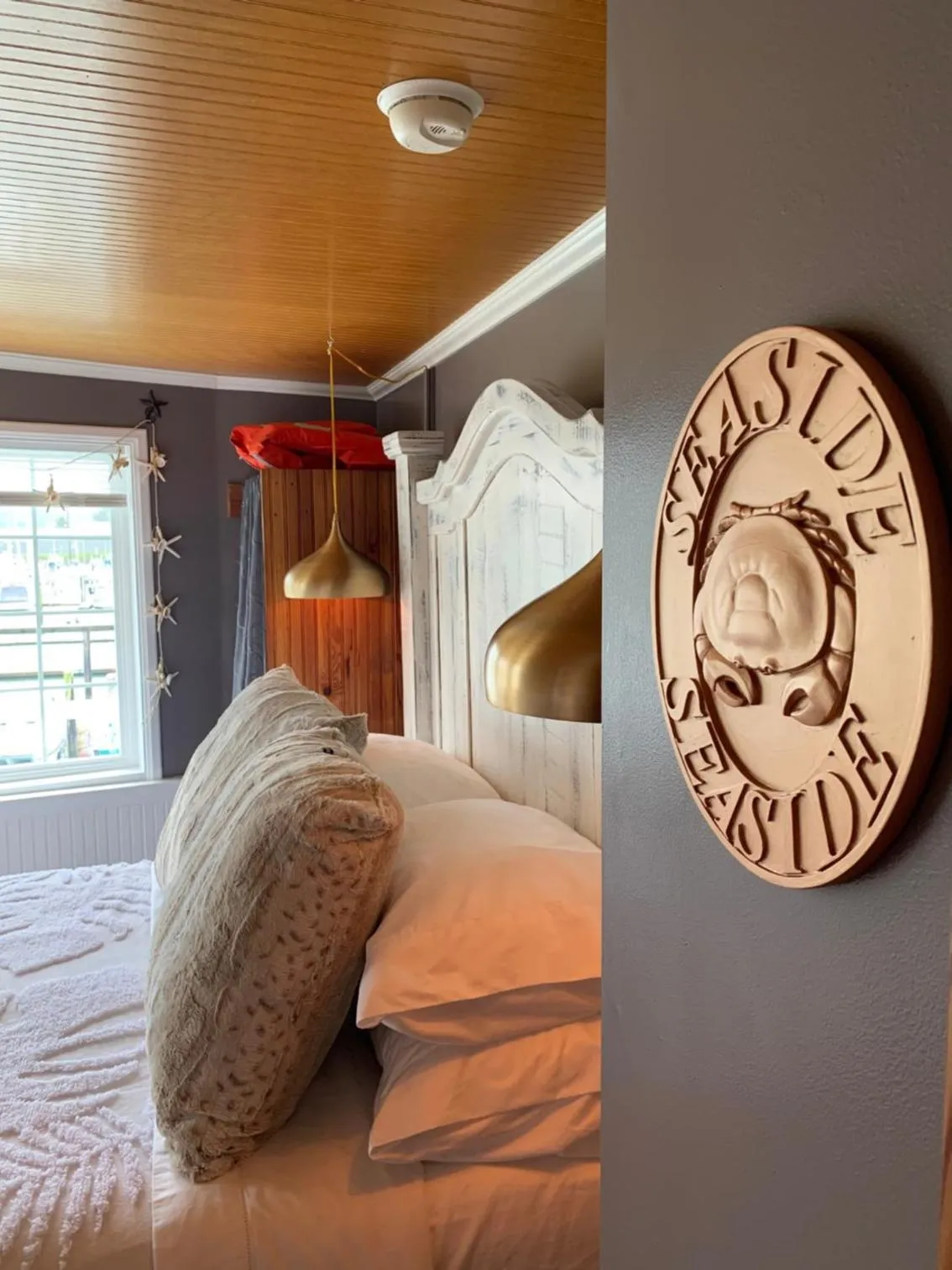 Photo of the whole room, Bed in The Newport Belle