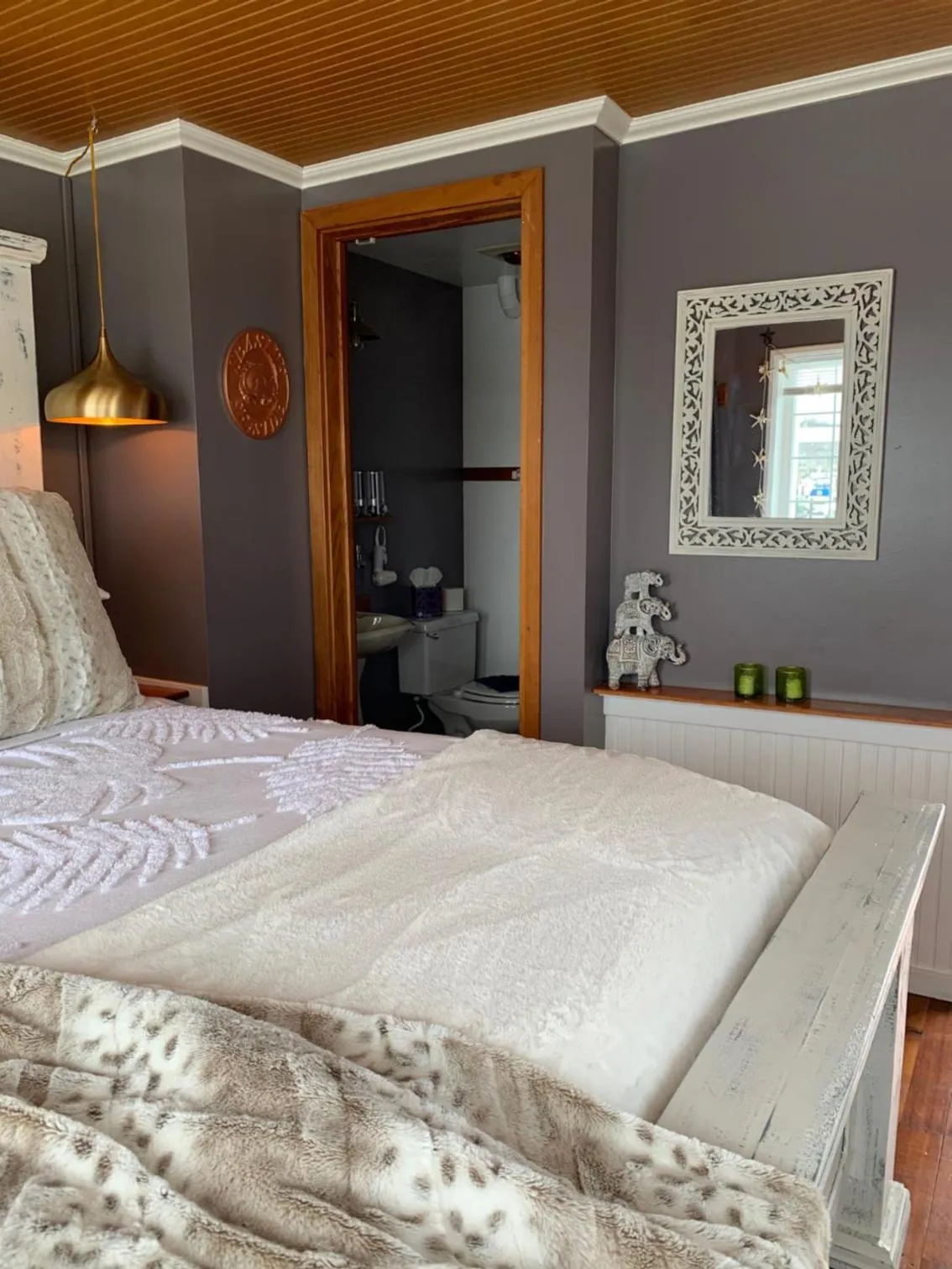 Photo of the whole room, Bed in The Newport Belle