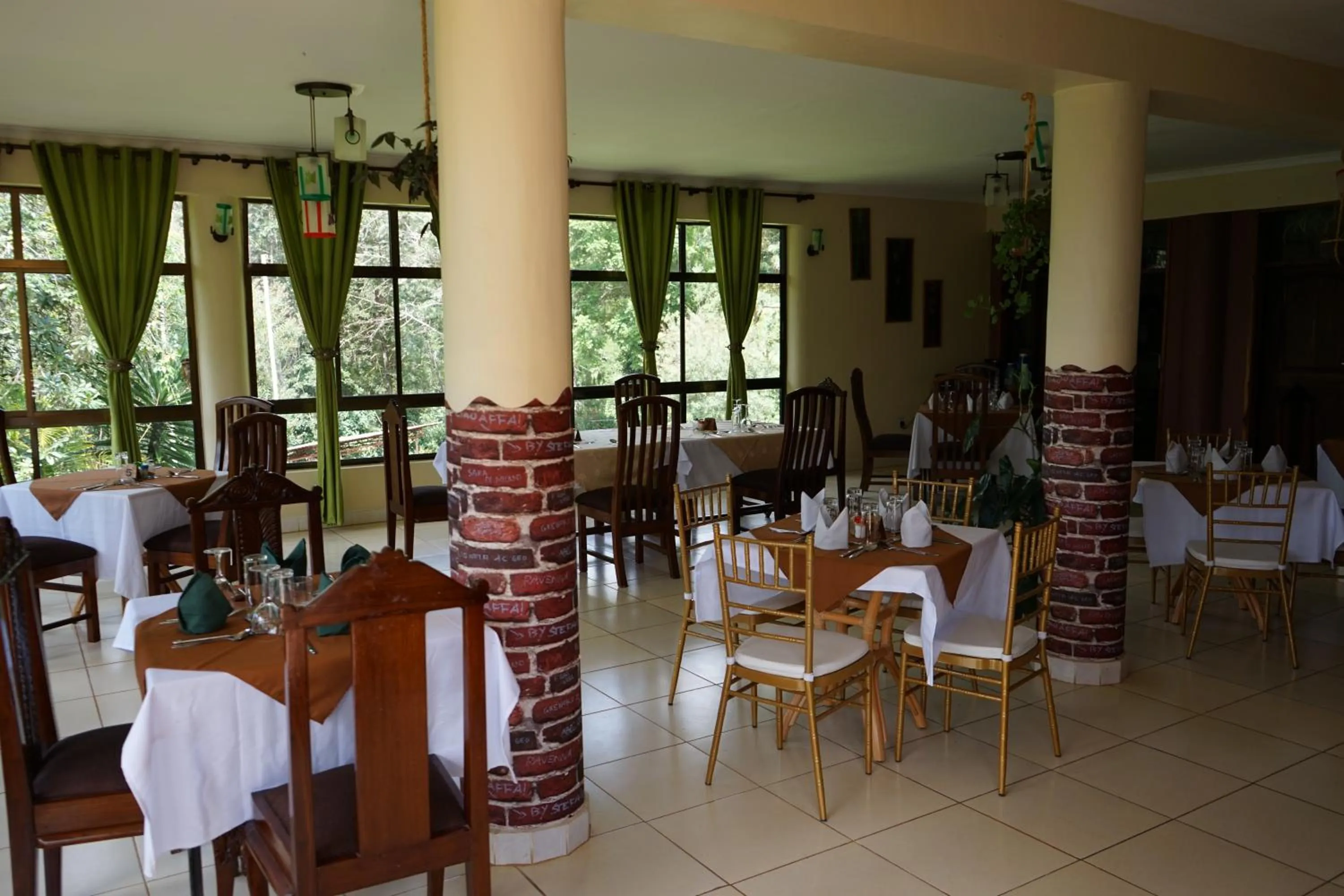 Restaurant/places to eat in LUSHOTO EXECUTIVE LODGE
