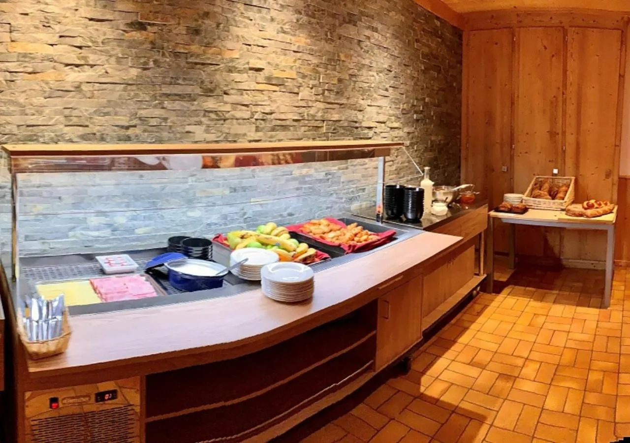 Buffet breakfast in Maison de Montagne de Bretaye accès par le train arrêt Bouquetin